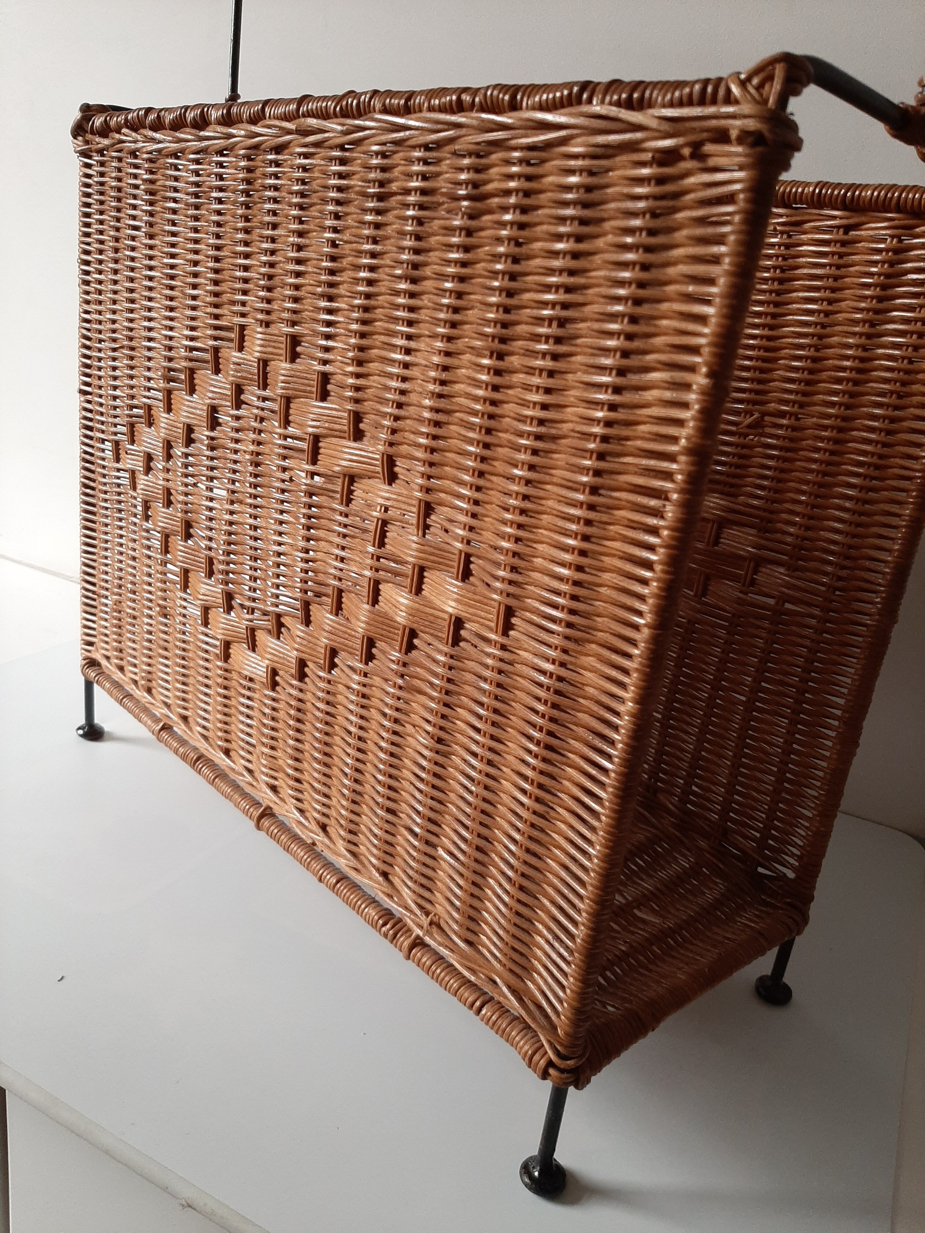 Door vintage rattan magazine