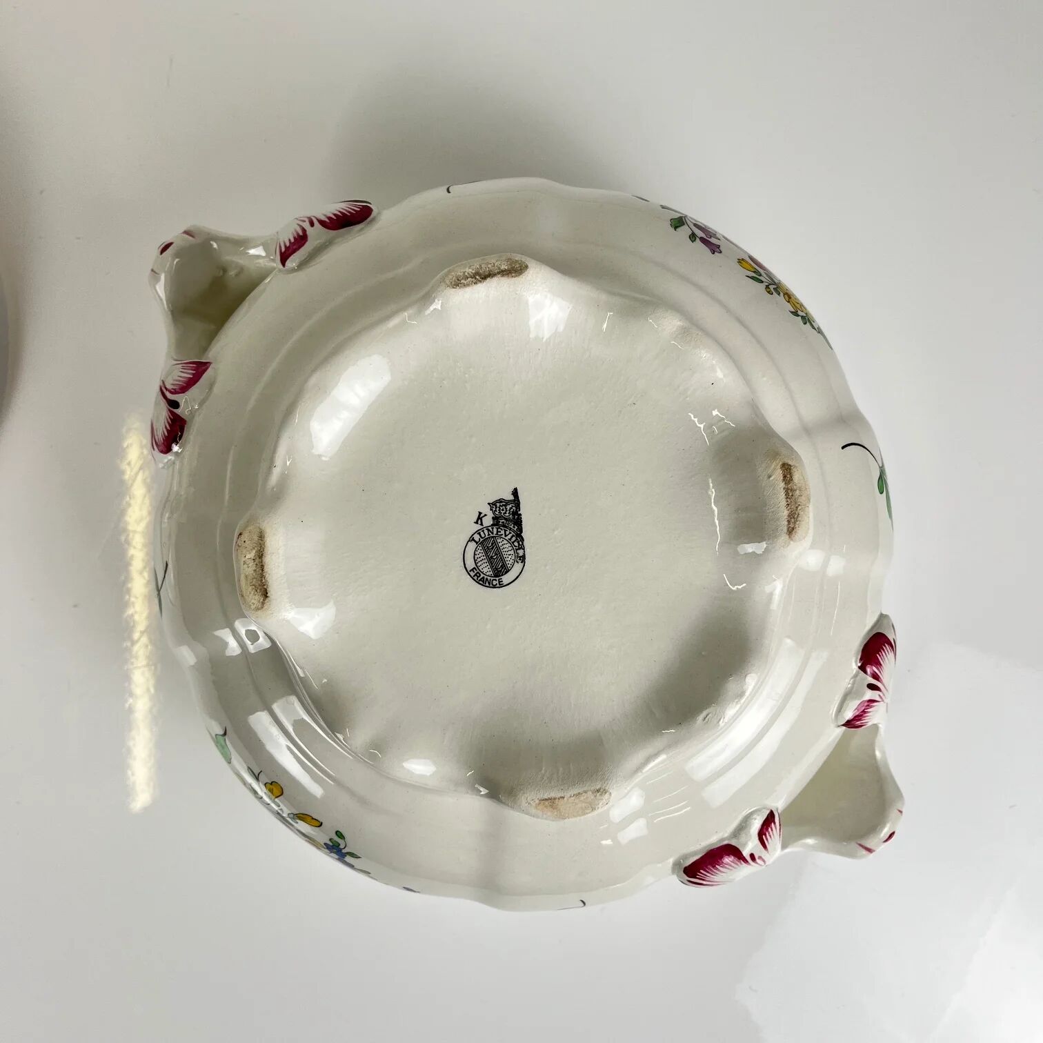 Small soup tureen KG Lunéville, model "Réverbère", rose pattern.