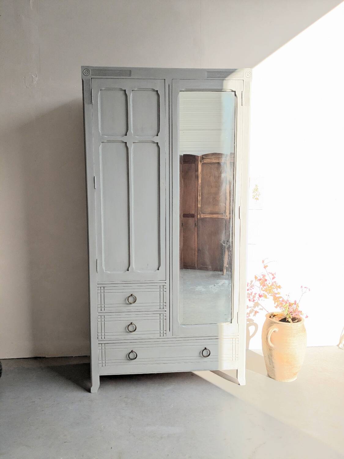Armoire parisienne restaurée