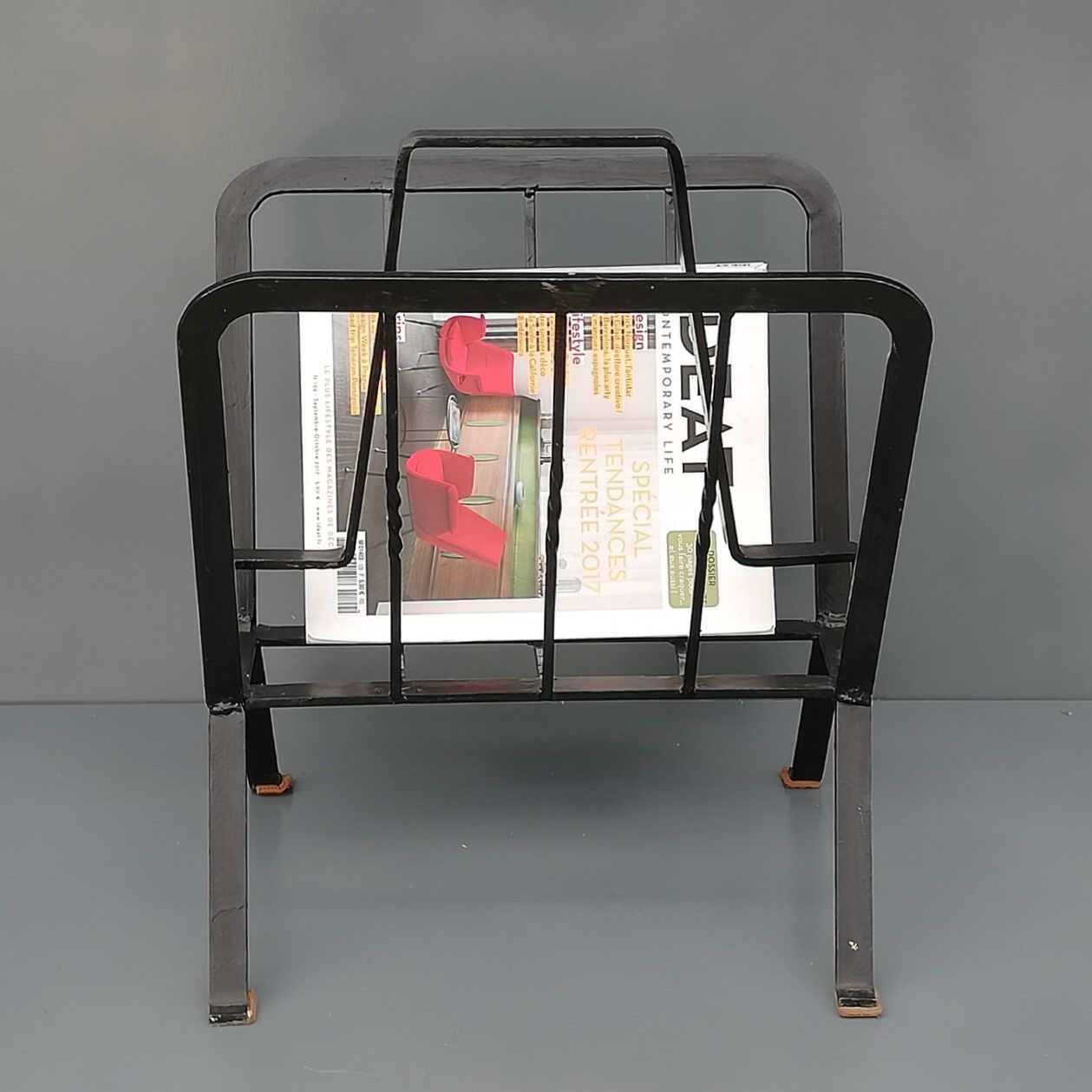 Black painted metal magazine holder