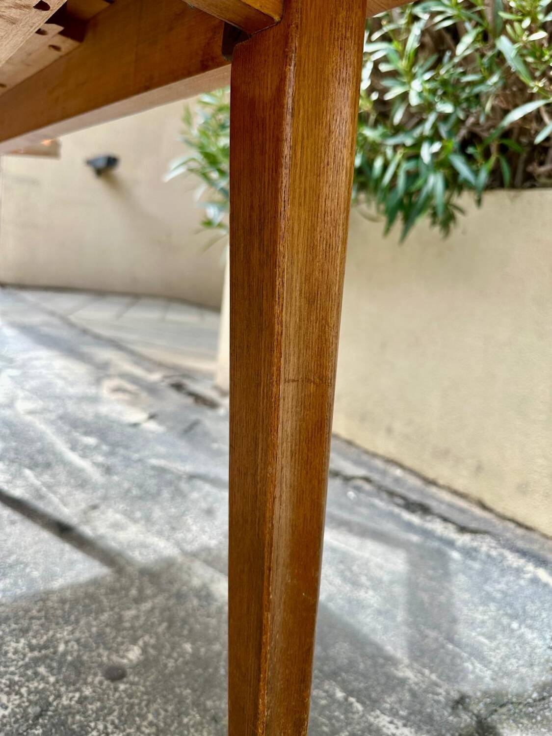 Scandinavian extendable dining table in teak veneer.