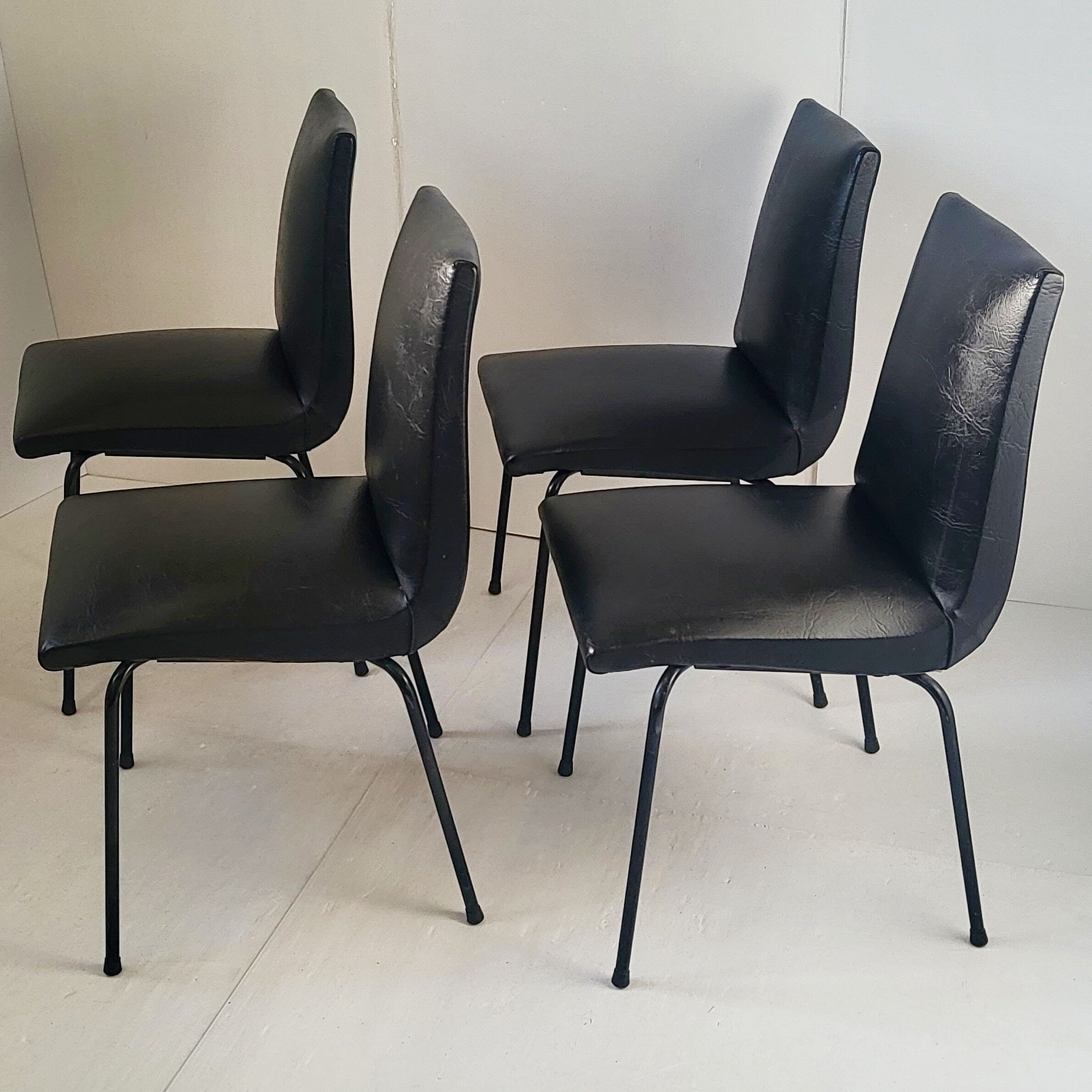 Suite de 4 chaises de Pierre Guariche Meurop 1960