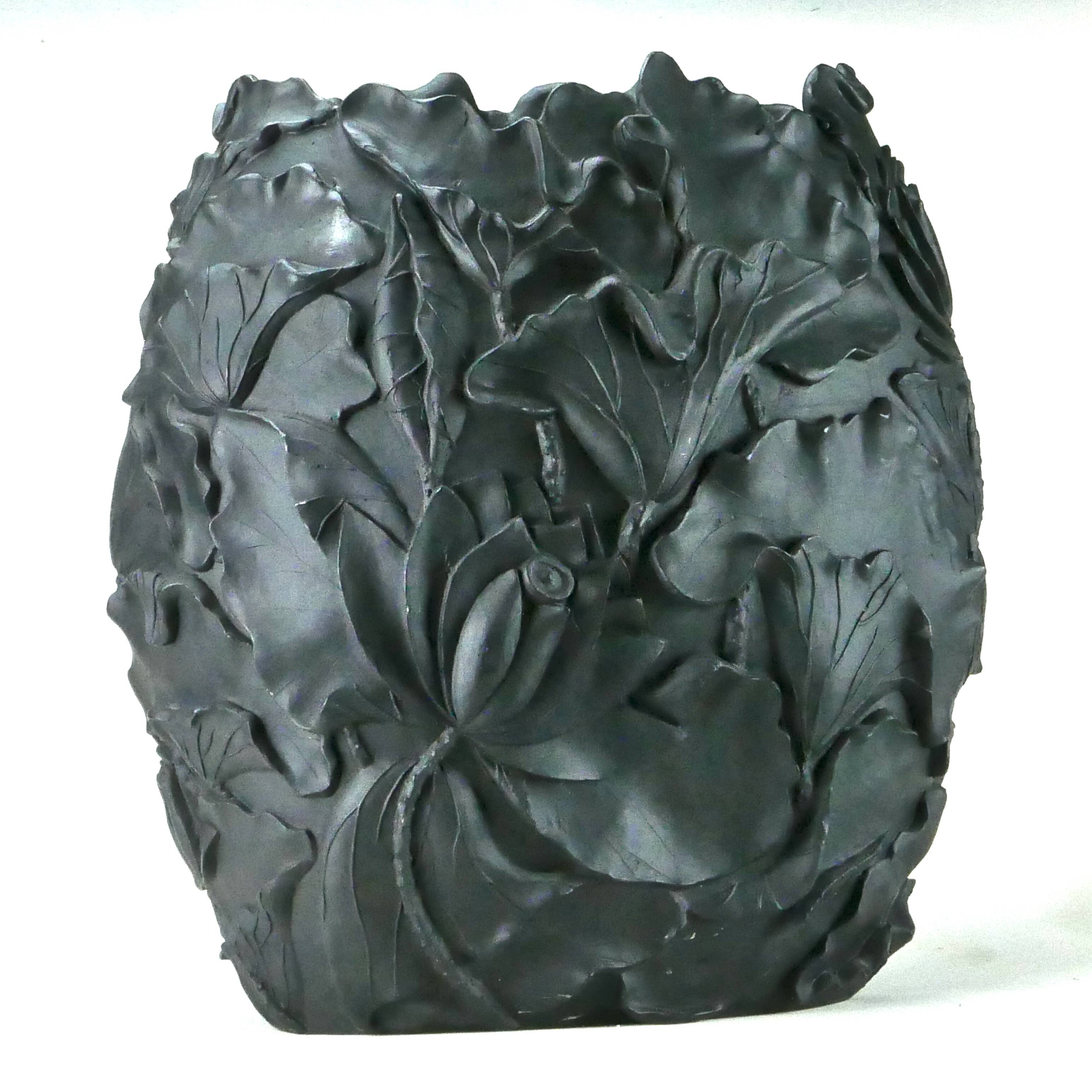 Black resin vase Lotus publisher VGnewtrend