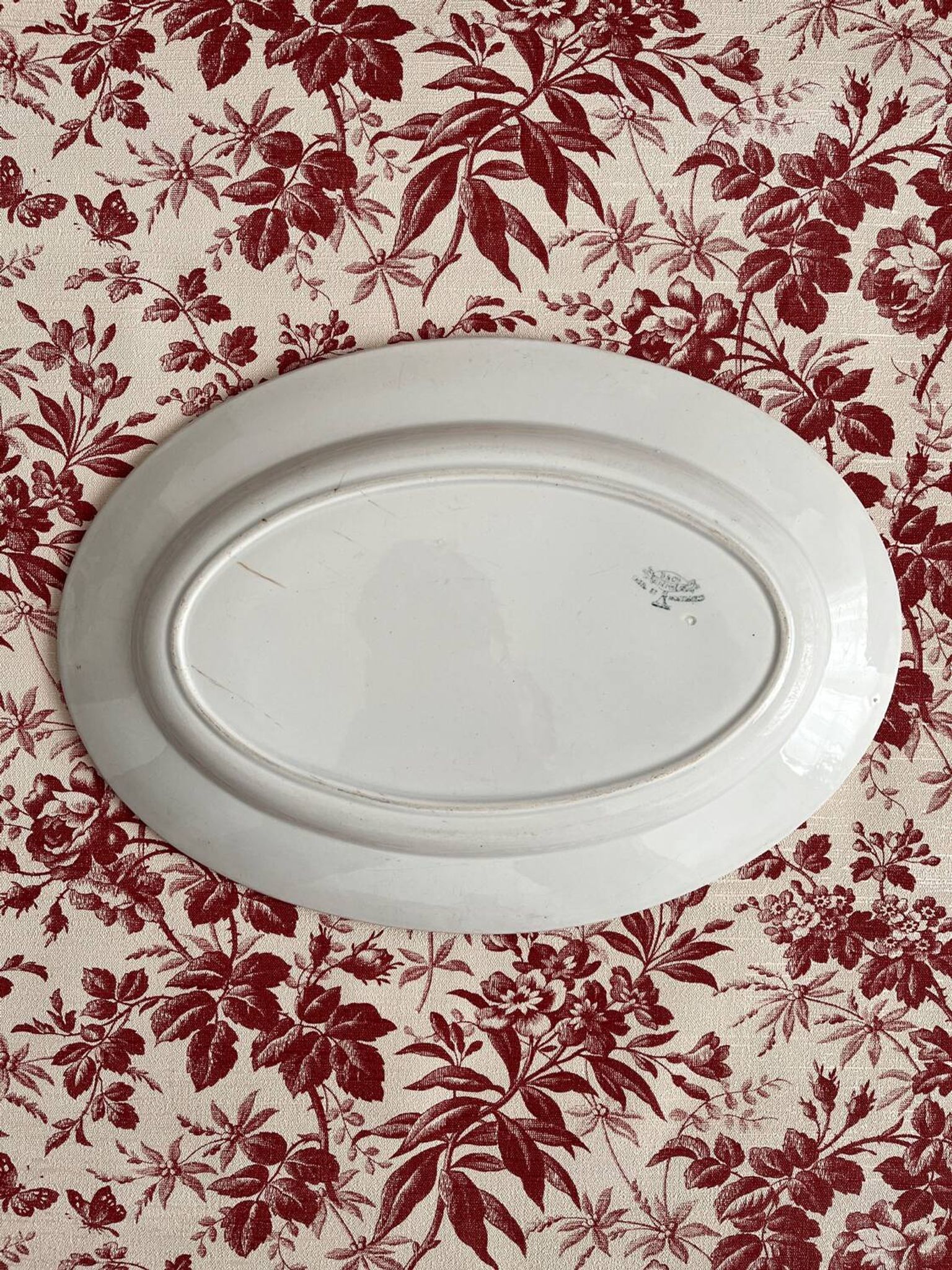 Plat ovale blanc en terre de fer Creil et Montereau fin XIXe