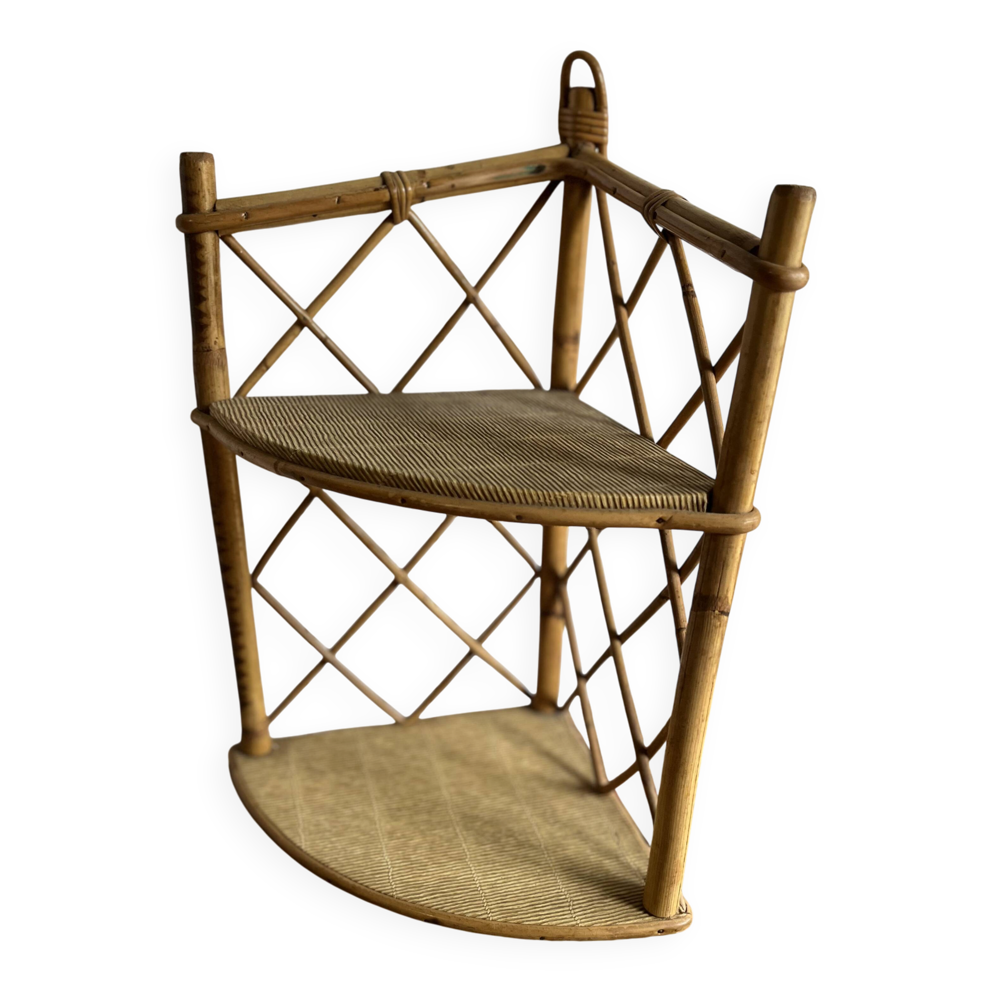 Corner shelf in rattan