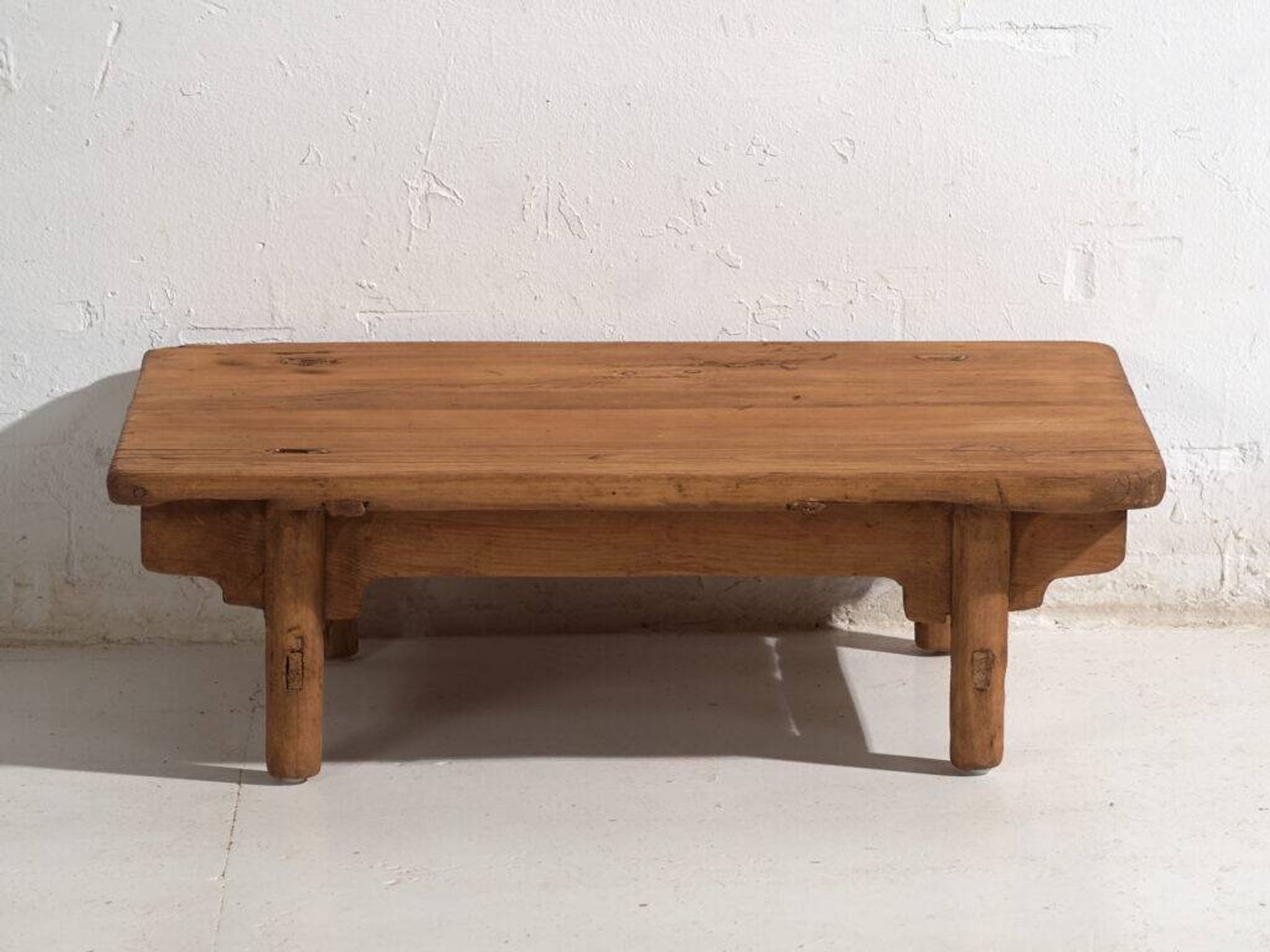 Table basse ancienne en bois de pin – Chine, circa 1930