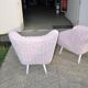 Paire de chaises cocktail années 1950 en bois, fausse fourrure rose, pieds blancs