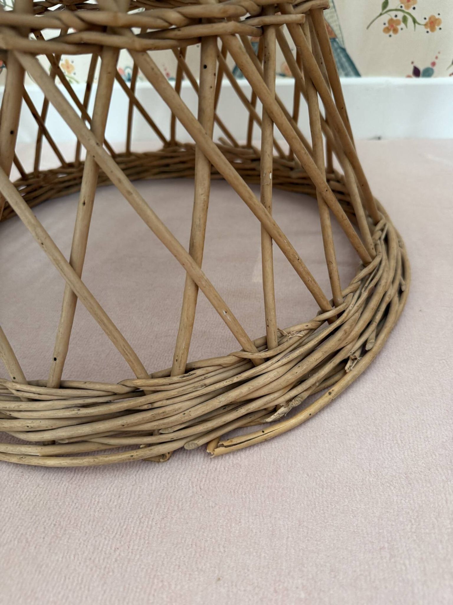 Table et deux fauteuils pour enfants en osier