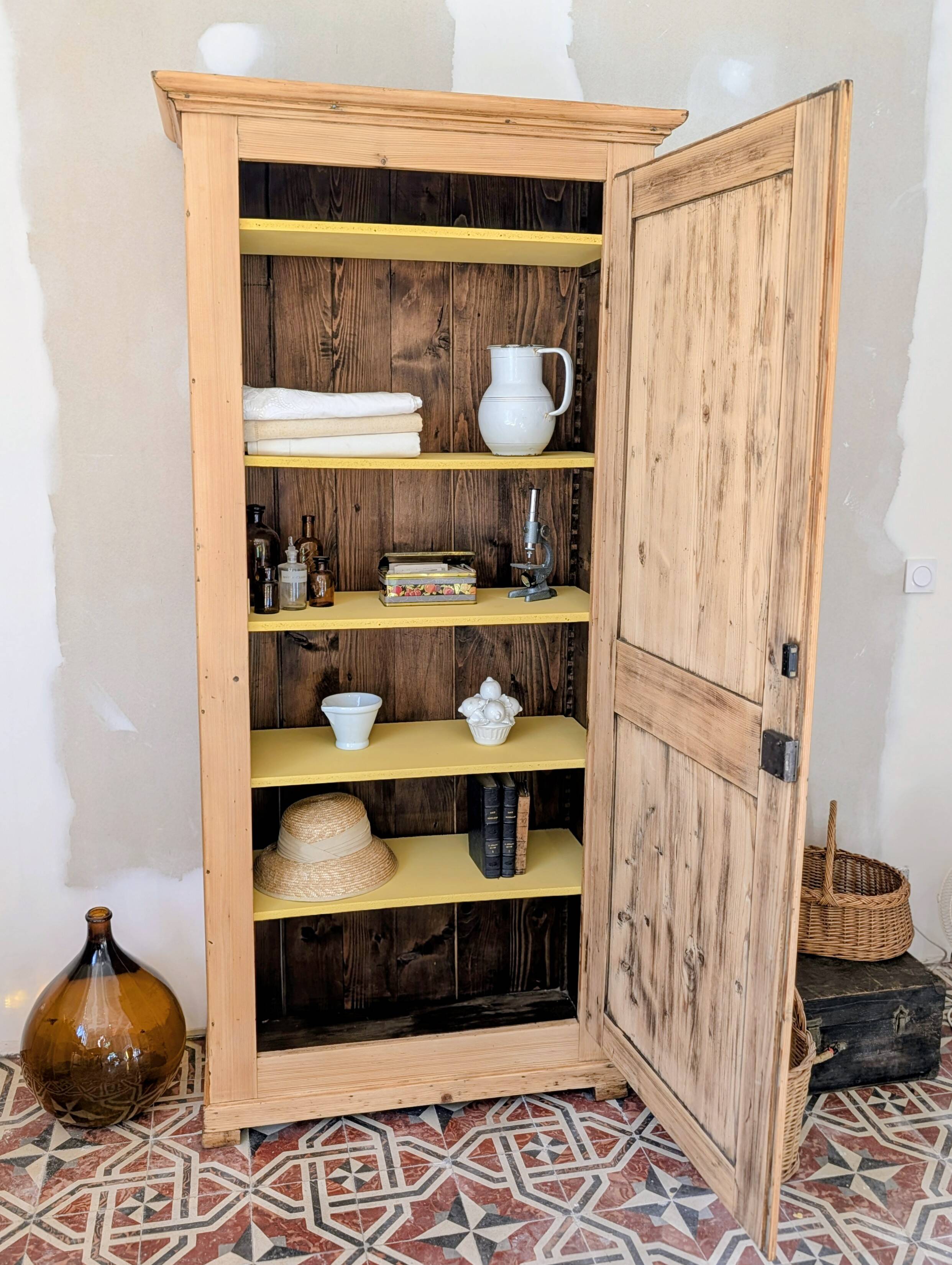 Bonnetière ancienne en pin décapé