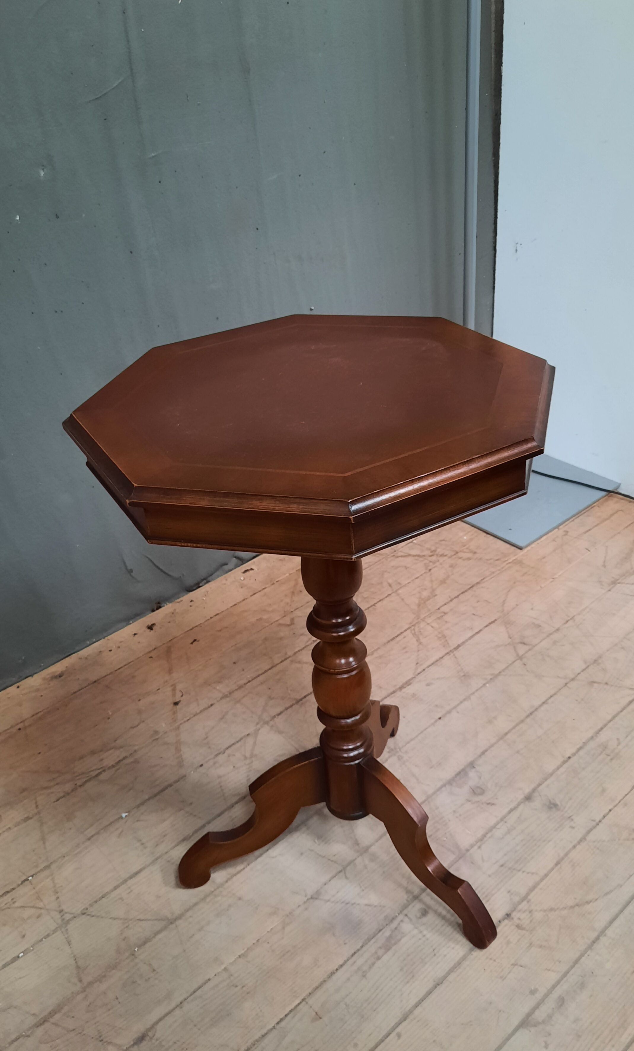 Gieridon on central foot