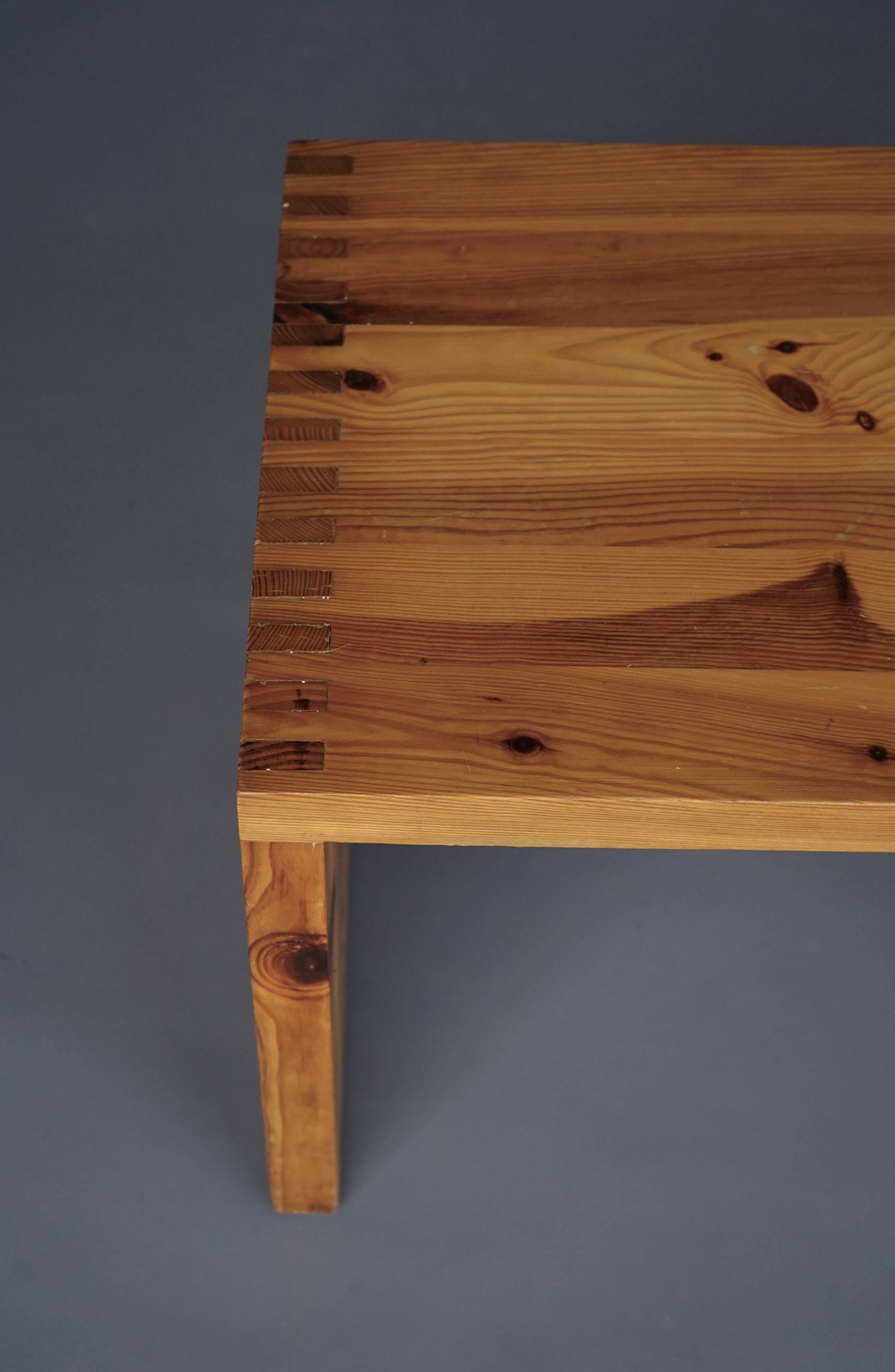 Petite table basse par Ate van Apeldoorn pour Houtwerk Hattem. années 1970