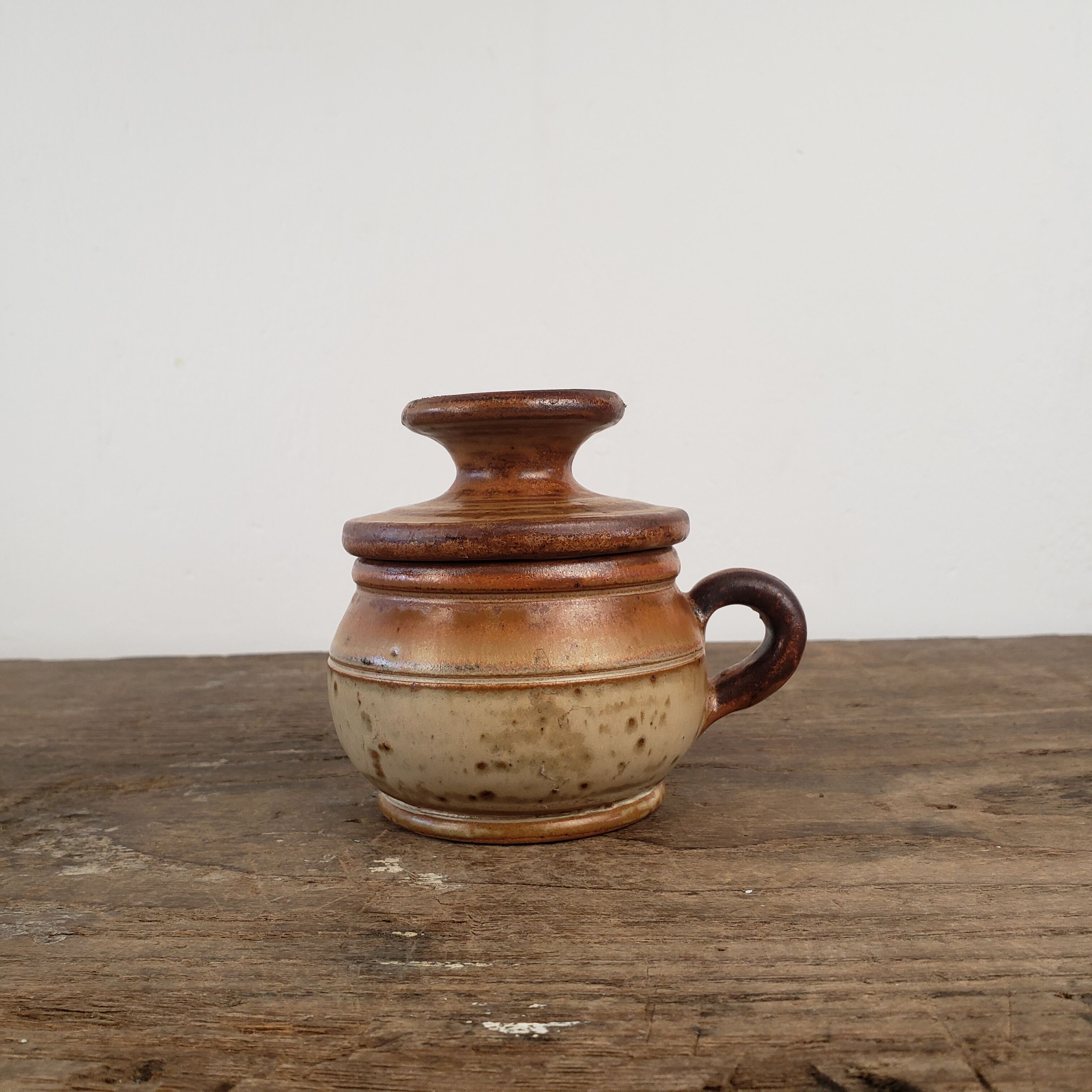 Stoneware table water dish