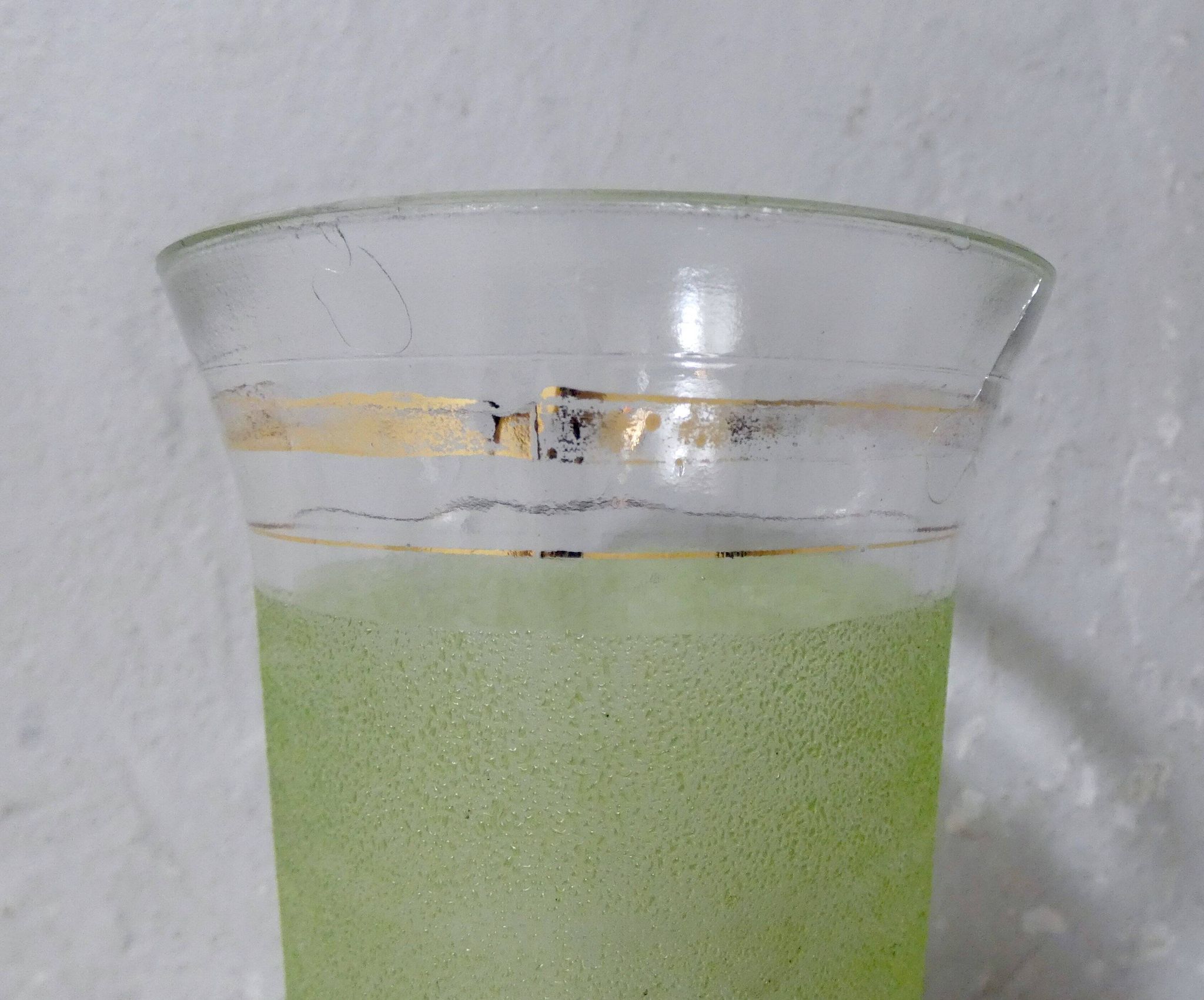 vase en verre granité vert et or Vintage