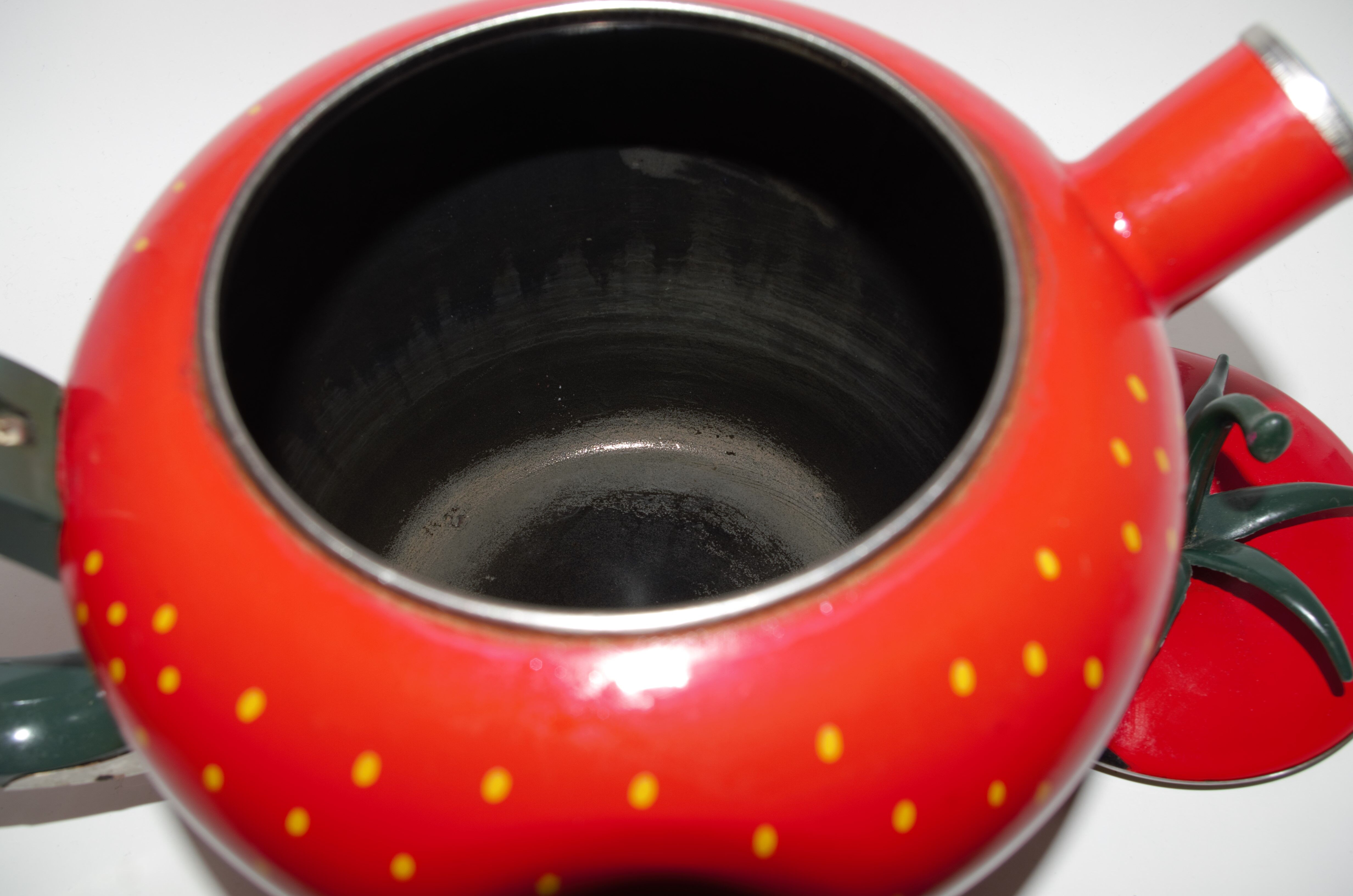 Enamelled strawberry kettle