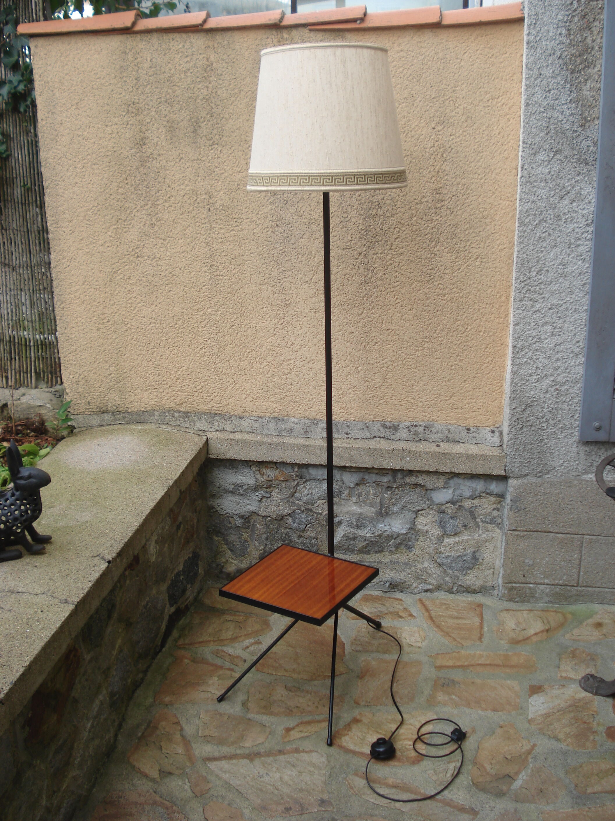 Floor lamp 1950/60 tripod in black metal with cream lampshade