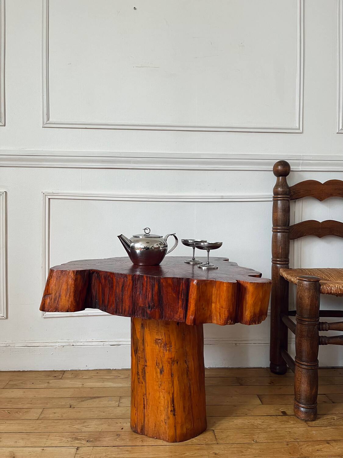 Table basse brutaliste en bois massif