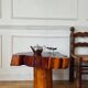 Table basse brutaliste en bois massif