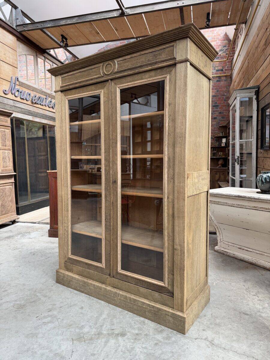 Showcase in oak from the late 19th century.