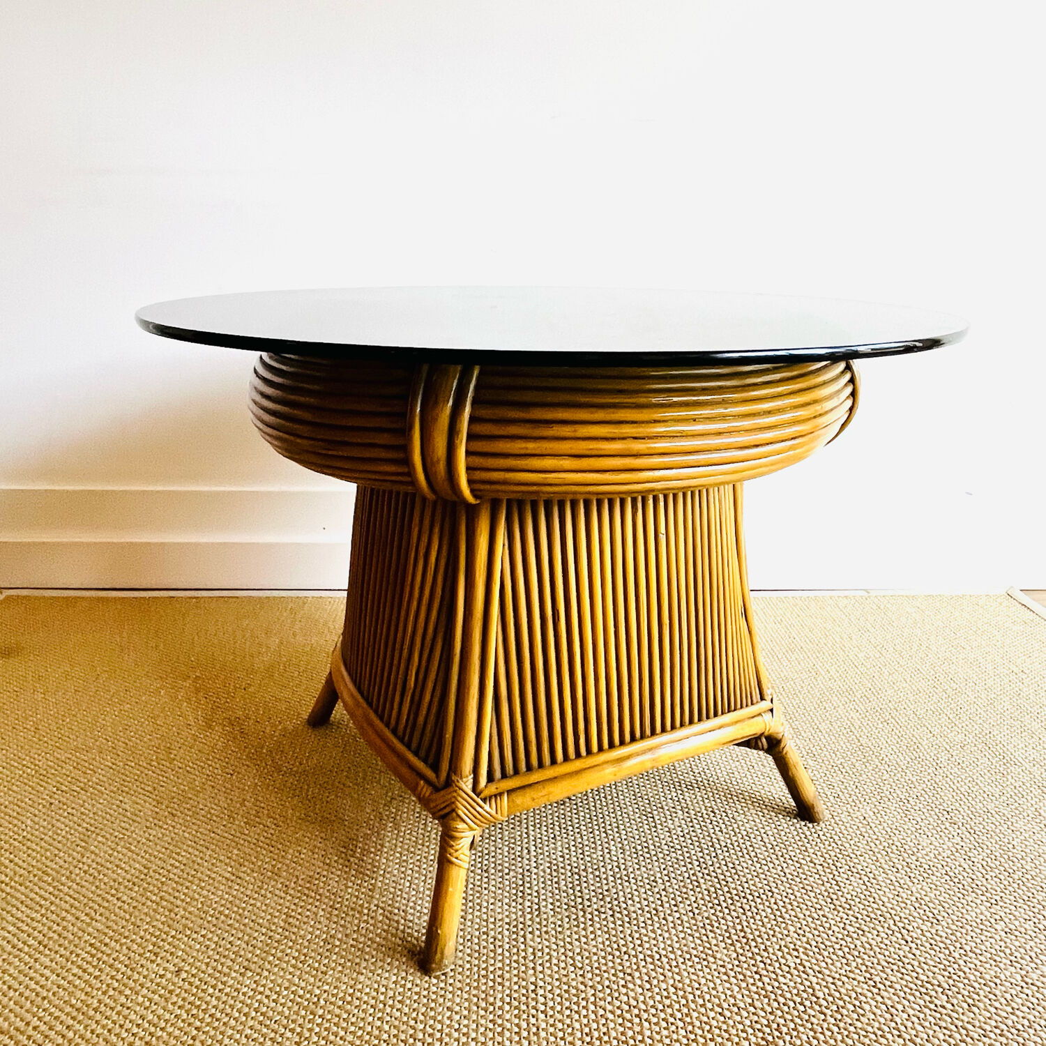 Table en rotin bambou et verre fumée