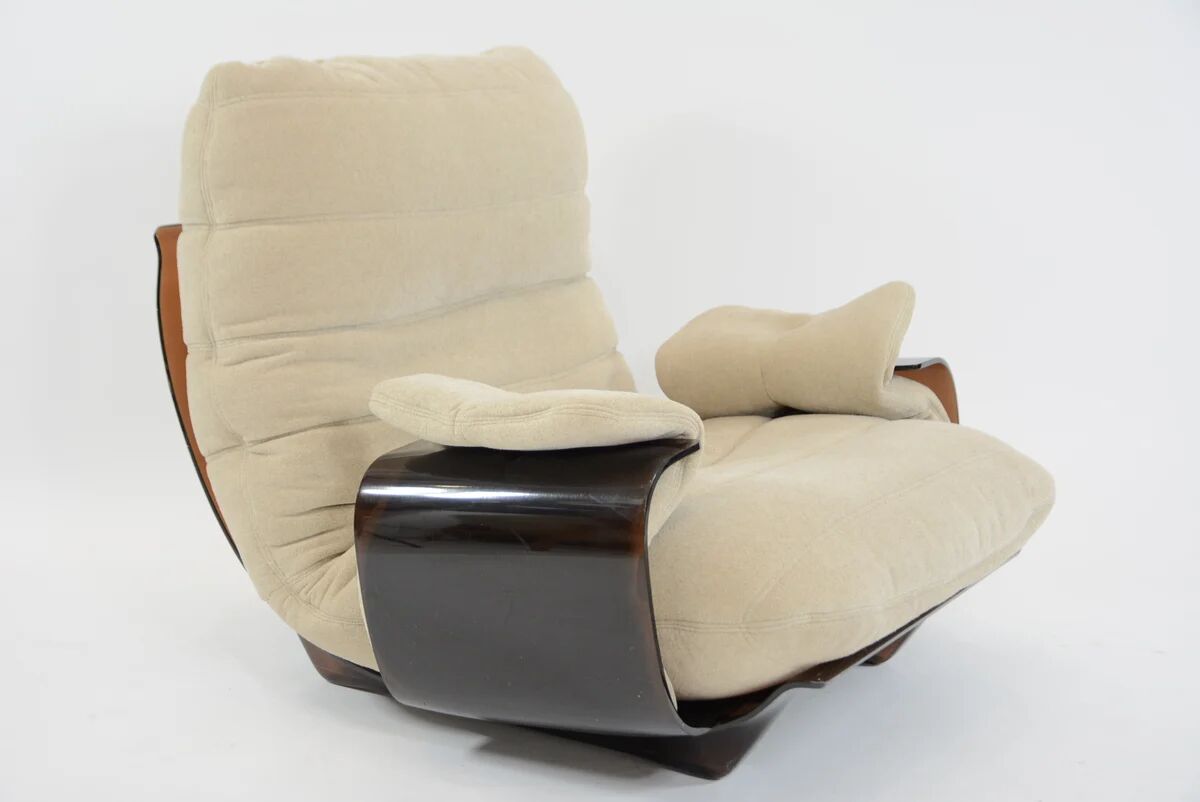 Marsala armchair and its light beige Ligne Roset footrest.