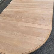 Table à manger ronde extensible décapée en merisier massif brut pied centra