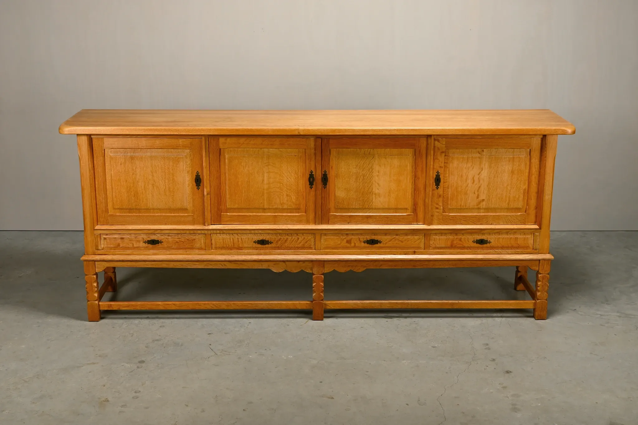 Henning Kjærnulf grand buffet mid-century brutaliste en chêne, années 1960