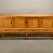 Henning Kjærnulf grand buffet mid-century brutaliste en chêne, années 1960
