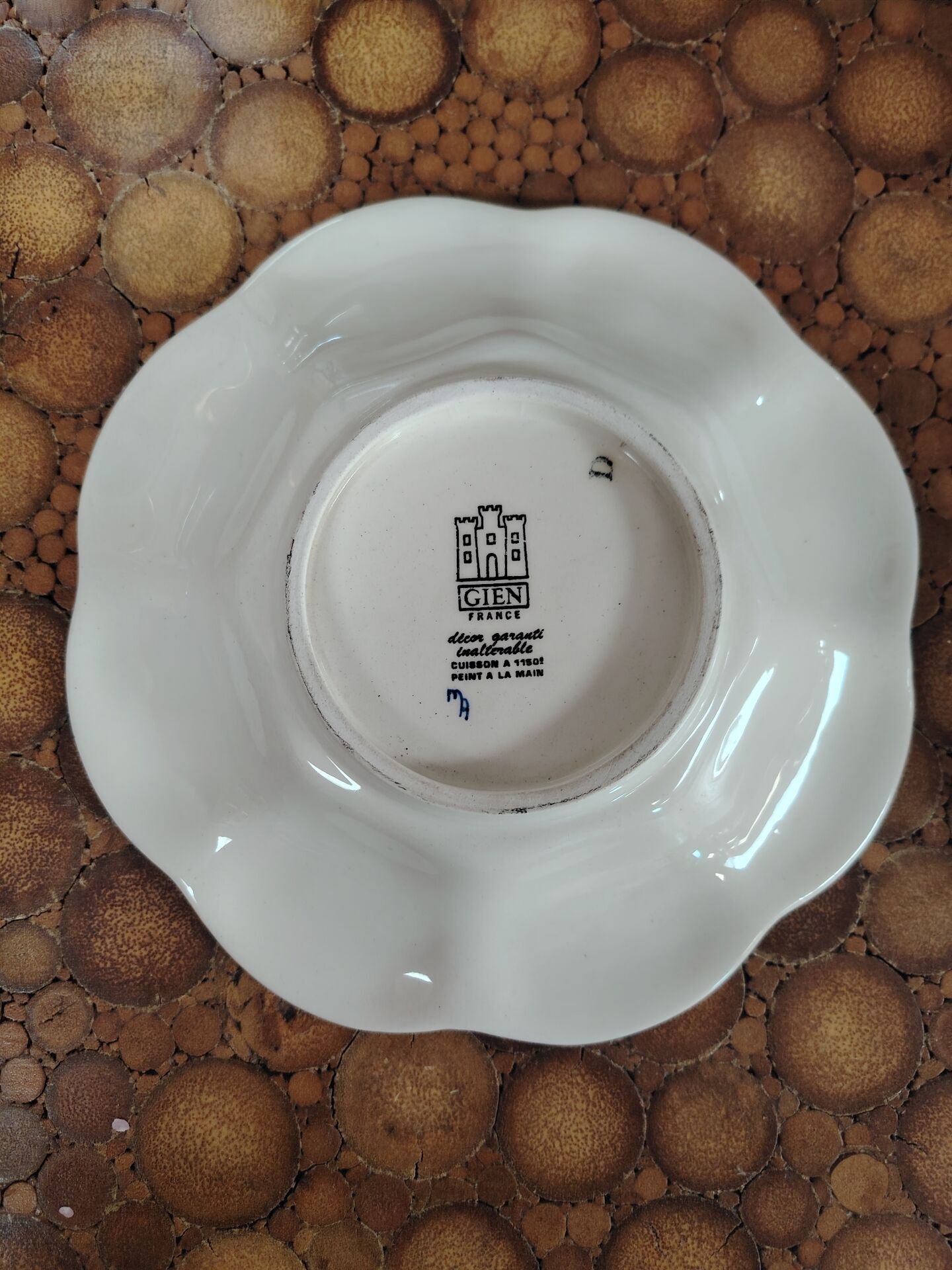 Ceramic dish from Gien Renaissance blue background D22 cm