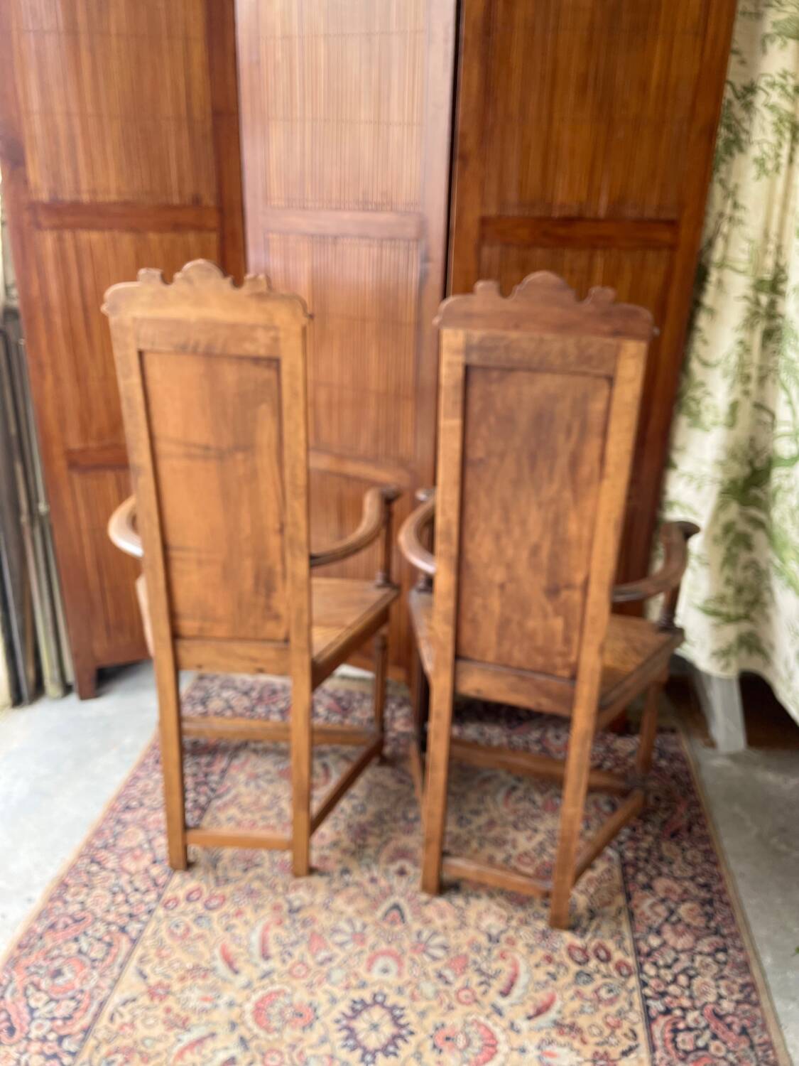 Paire de fauteuils sculptés en noyer de style Renaissance