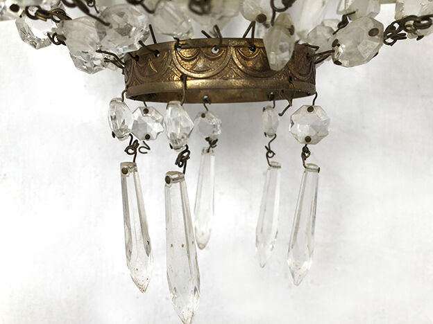 Small hot air balloon chandelier with grapevines