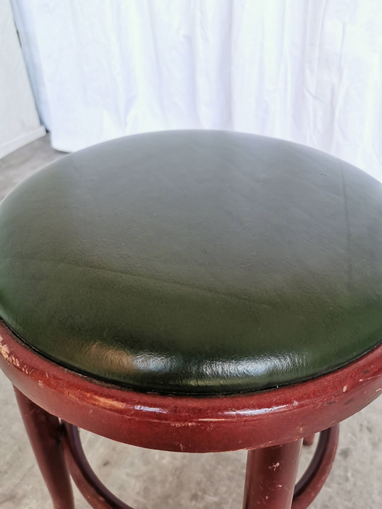 Tabouret de pub irlandais vintage : assise en cuir vert, bois courbé, style Thonet