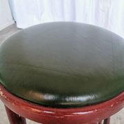 Tabouret de pub irlandais vintage : assise en cuir vert, bois courbé, style Thonet