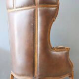 Confidant-type shepherdess in molded and carved wood. Brown leather trim