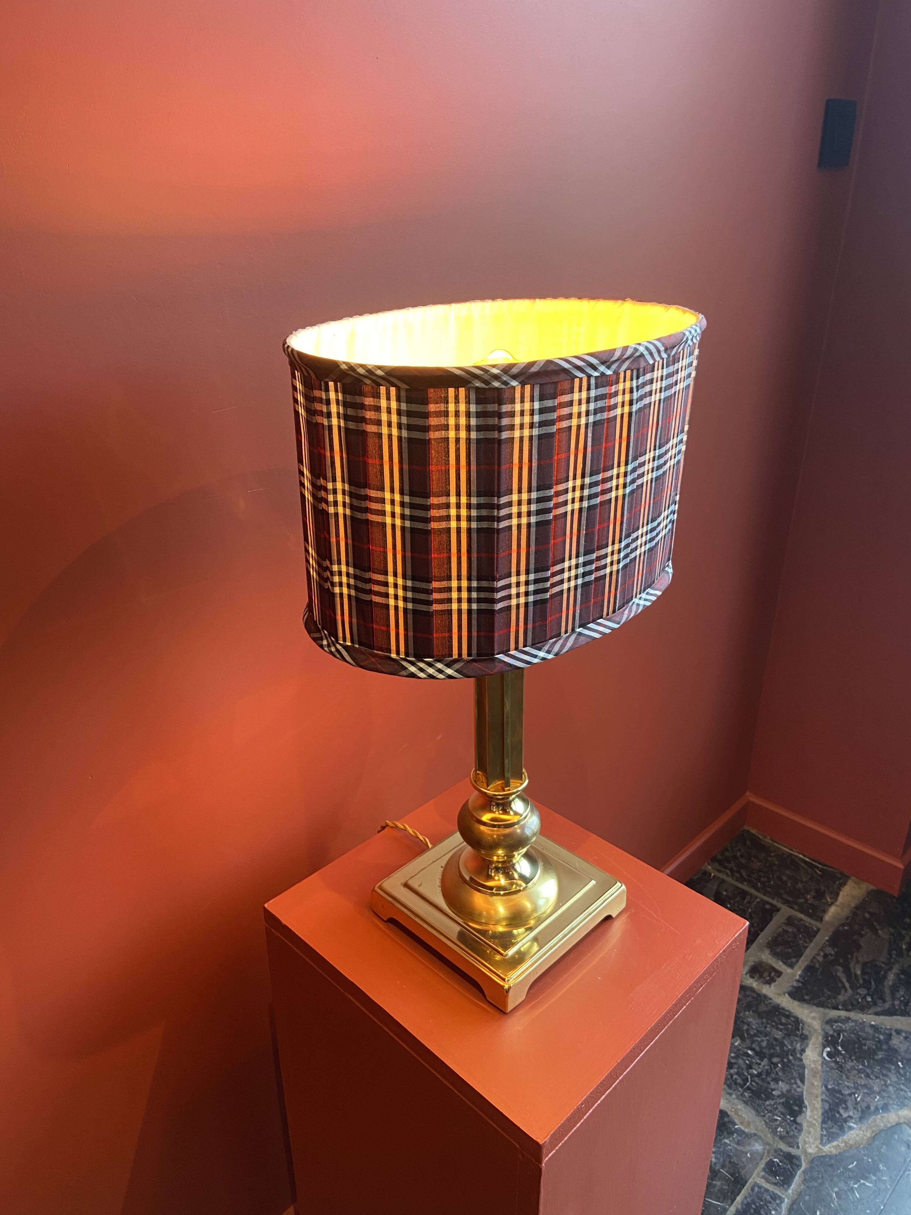 Lamp base in gilded brass, oval silk lampshade with a checkered pattern in burgundy.
