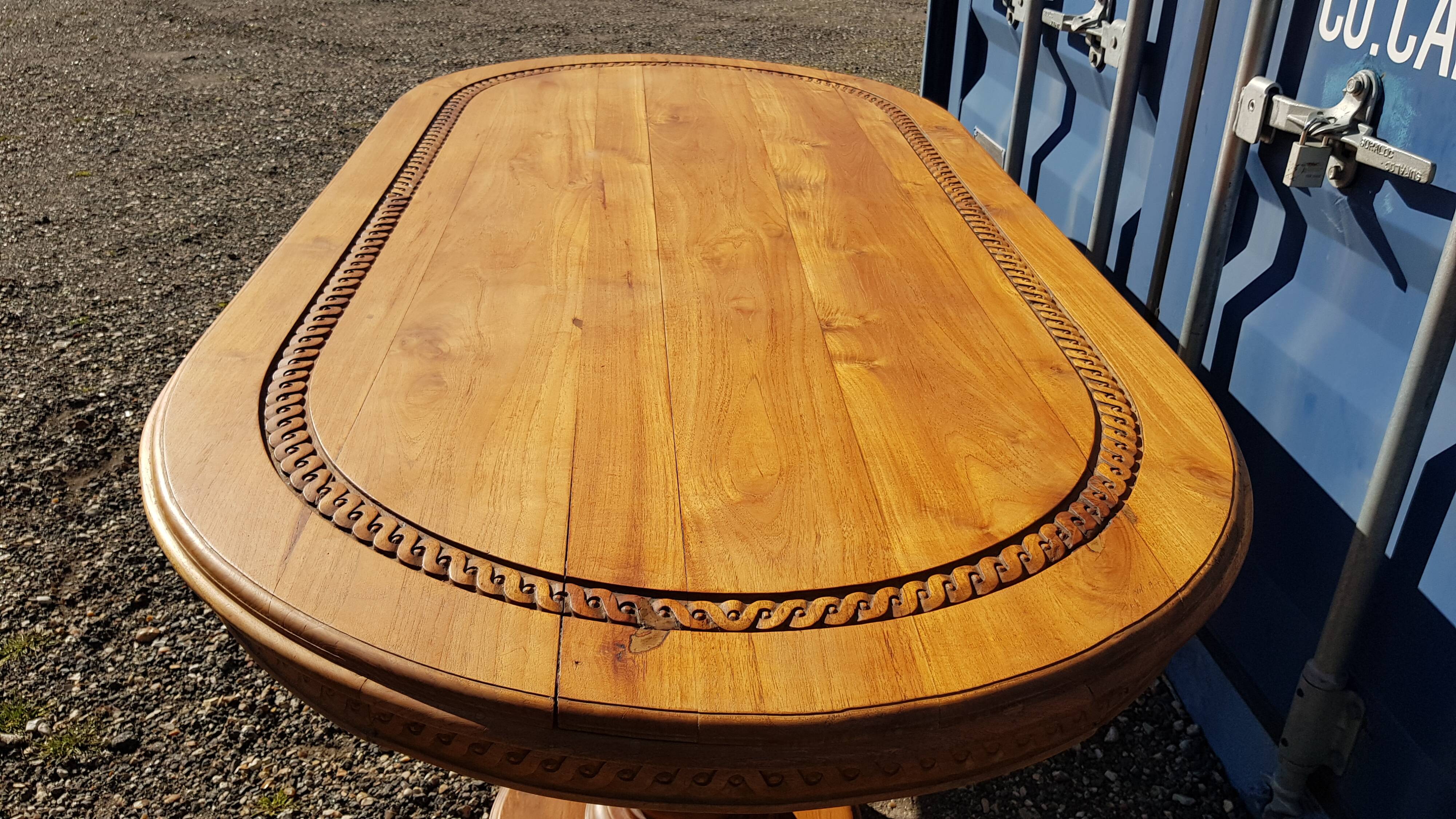 Oval dining table in solid teak