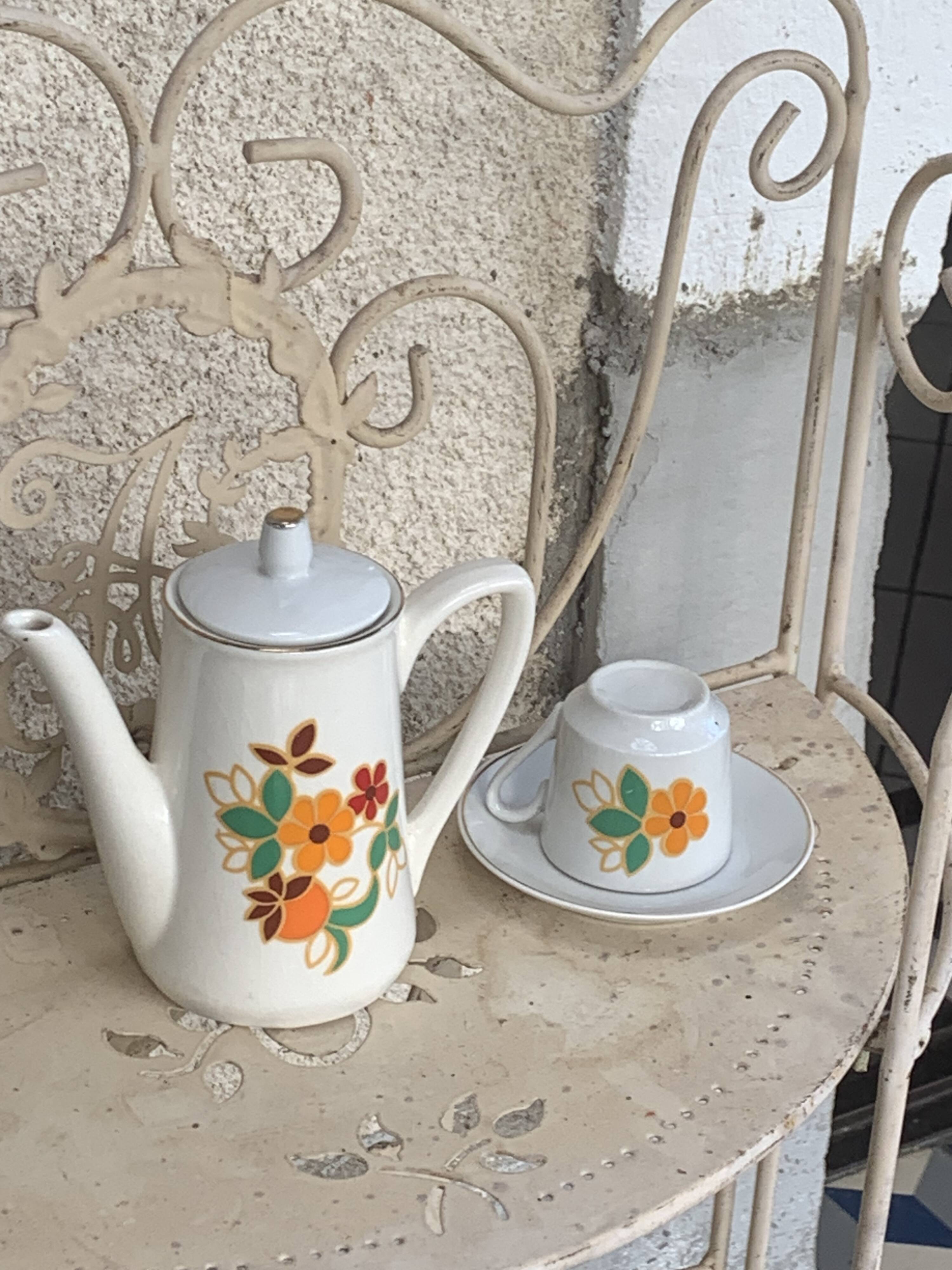 Porcelain dinette for dolls consisting of a coffee maker, cups and saucers, vintage