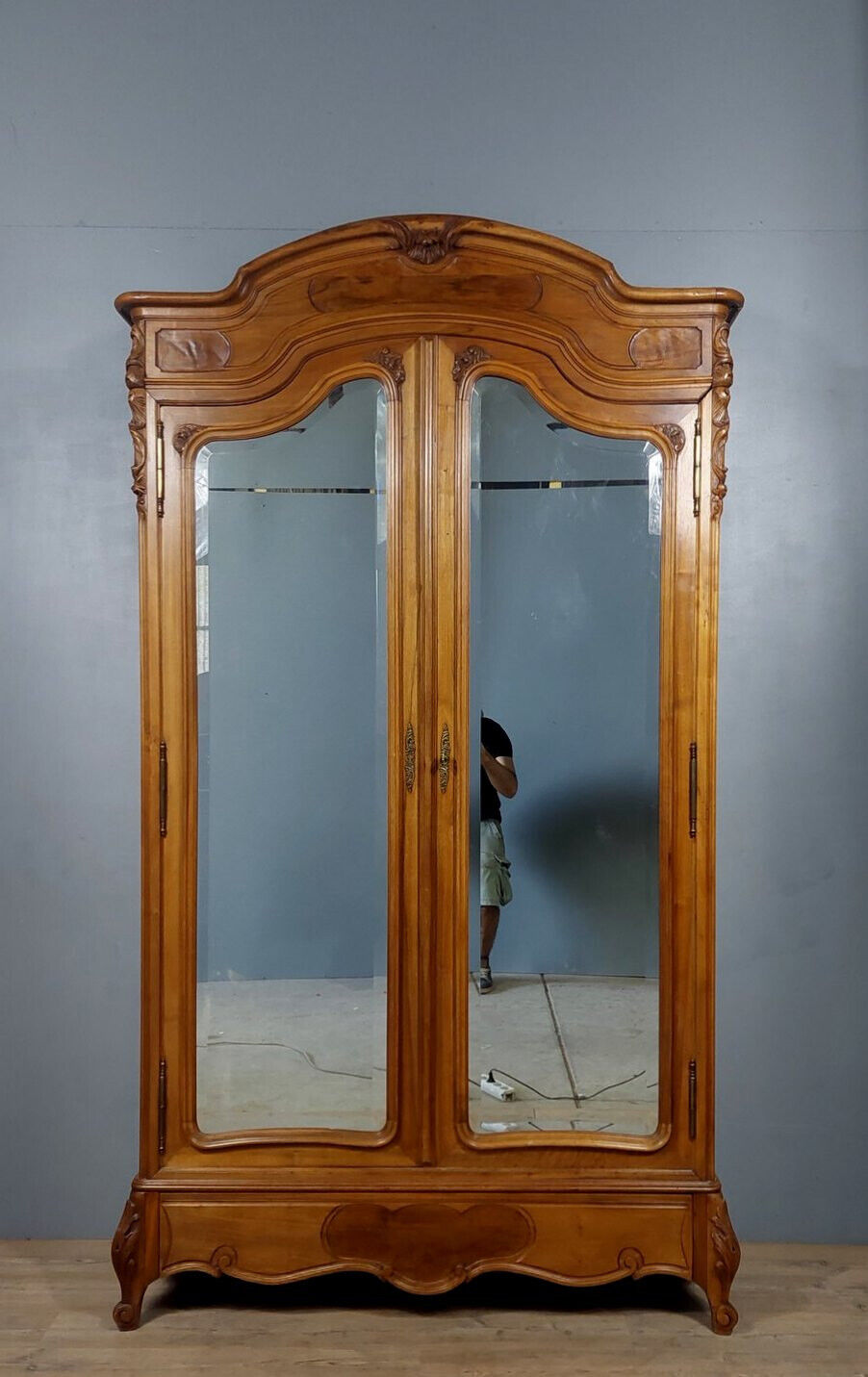 Louis XV wardrobe in walnut with blond patina circa 1880-1900