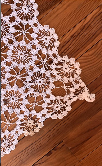 Nappe crochetée main en pur coton 108 cm x 100 cm