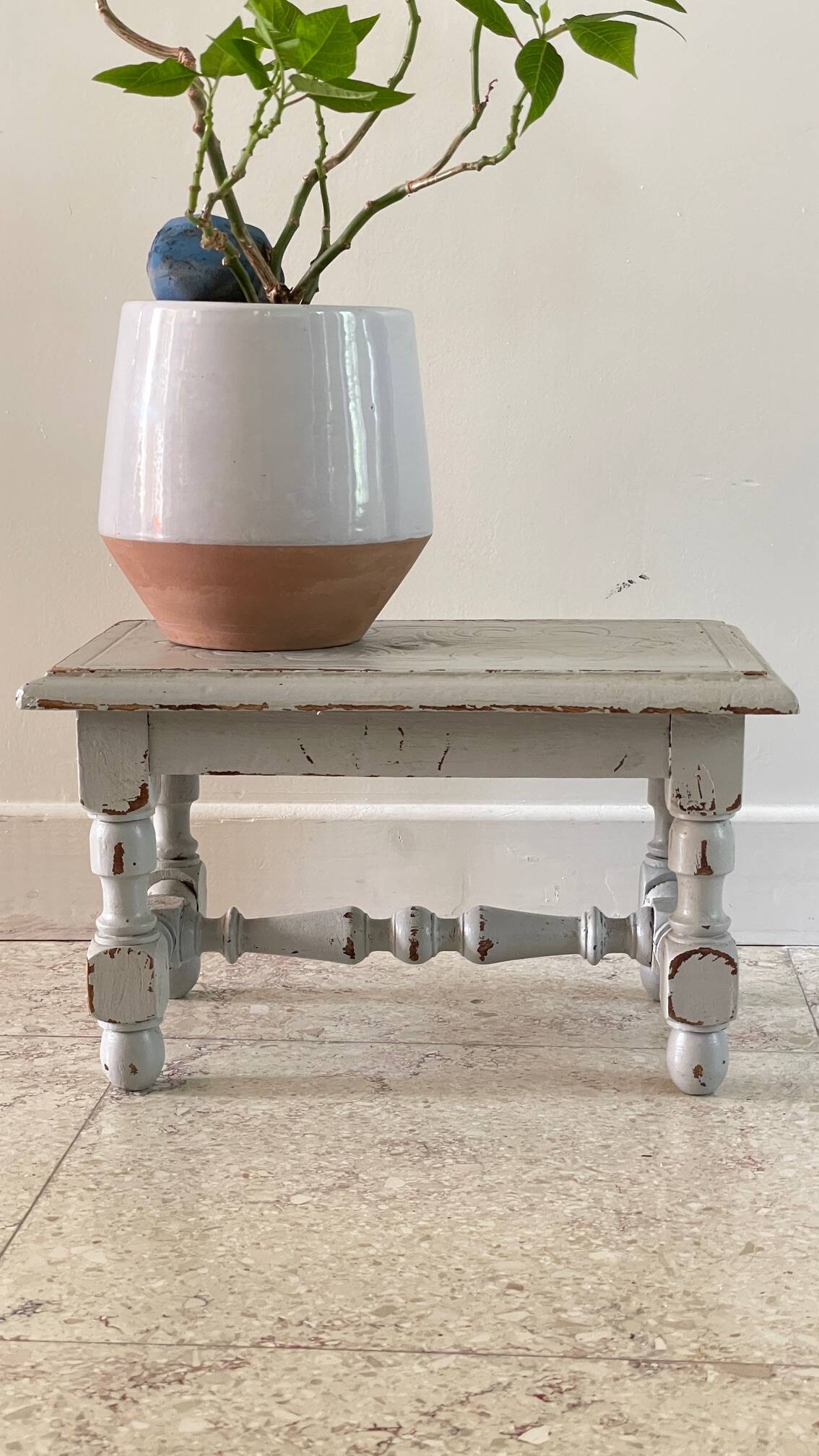 Tabouret vintage gris perle patiné