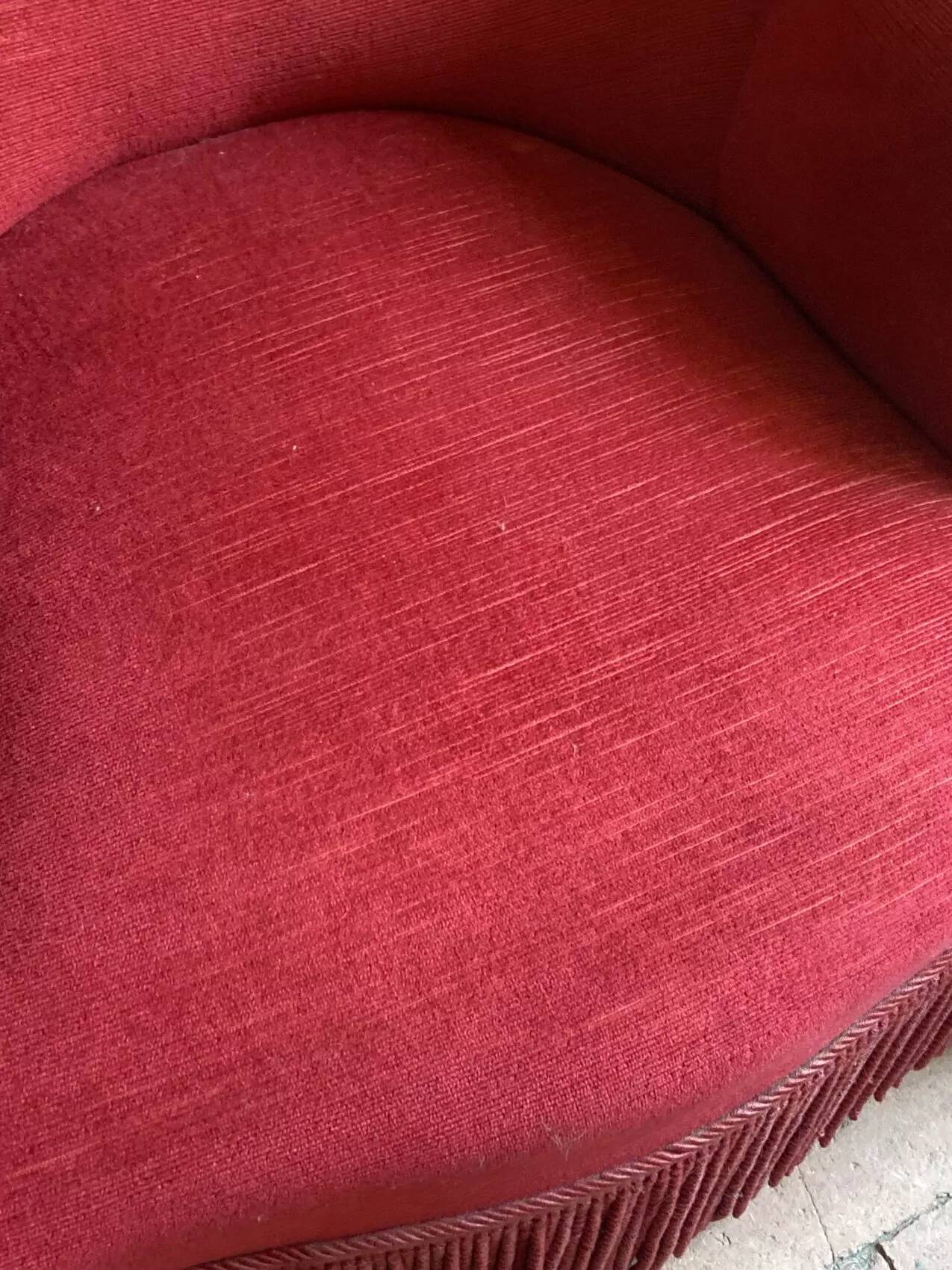 Fauteuil crapaud ancien en velours rouge bordeaux