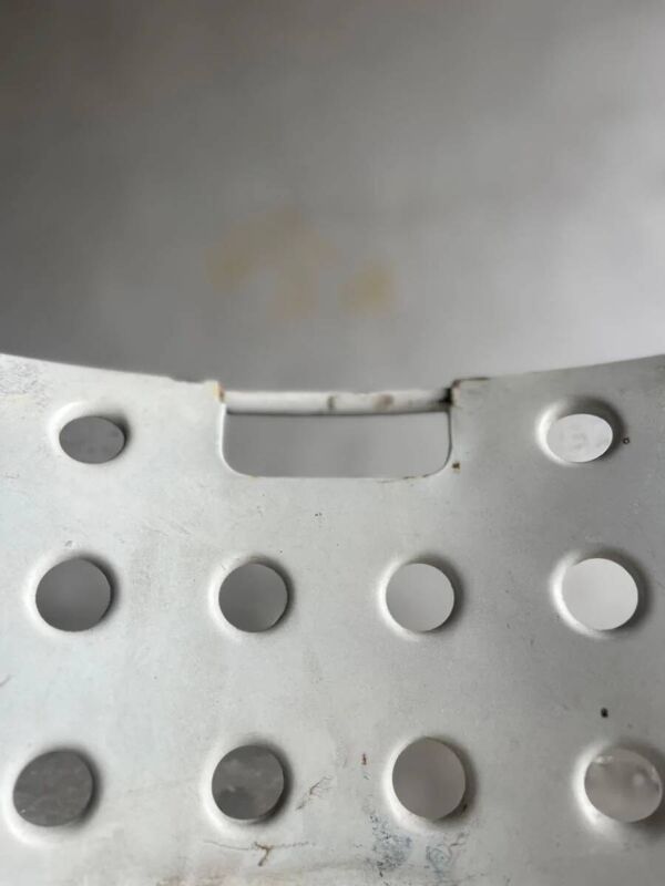 Chaise Omstak en acier laqué blanc, conçue par Rodney Kinsman pour Bieffeplast (1971). Piètement traîneau industriel.