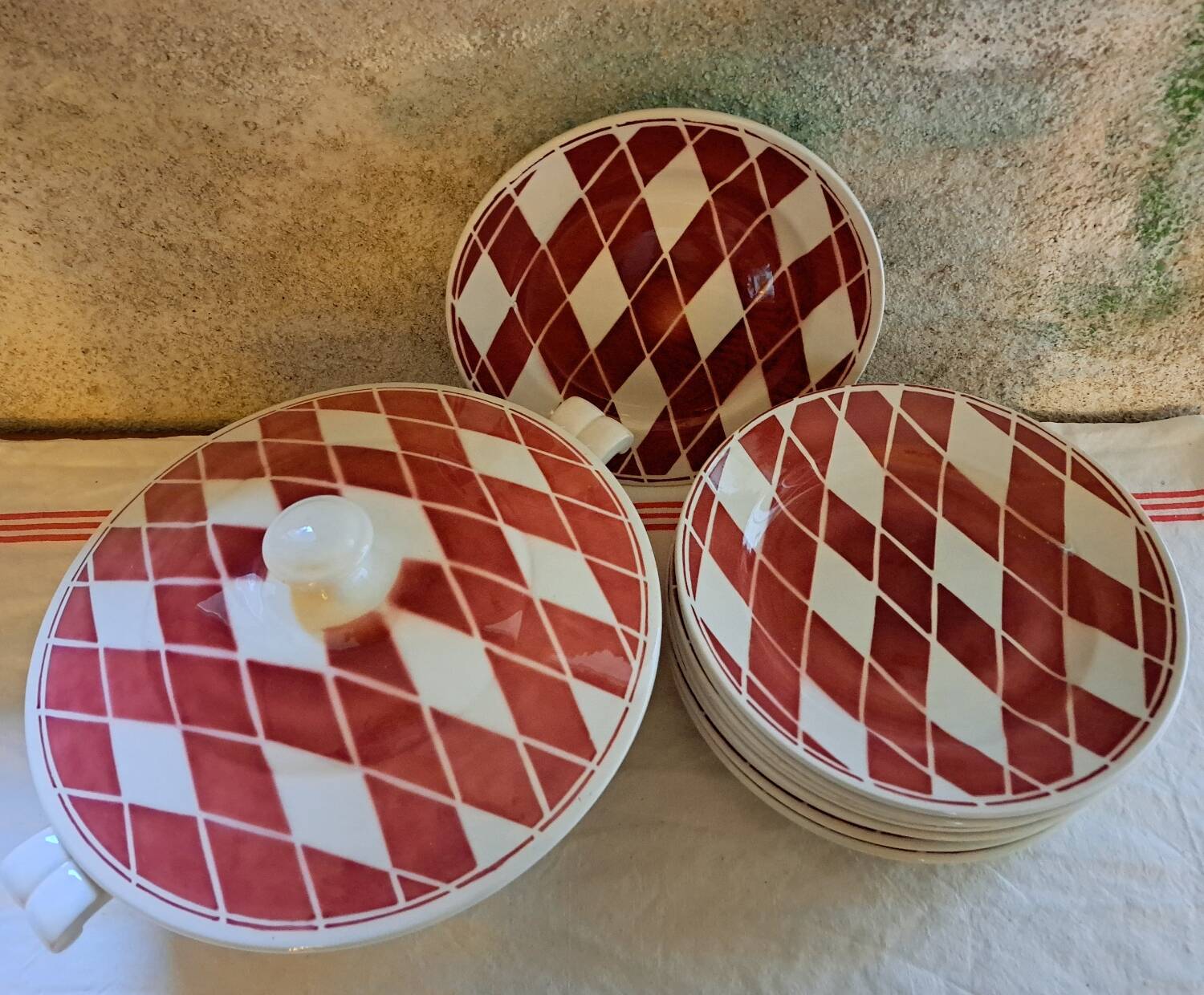 Suite of 11 plates and tureen Digoin Saarguemines