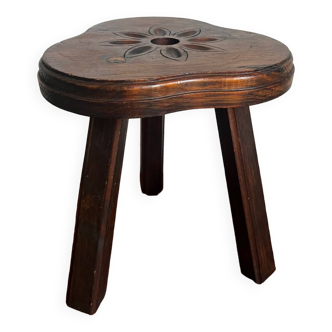 Tabouret tripode en bois sculpté