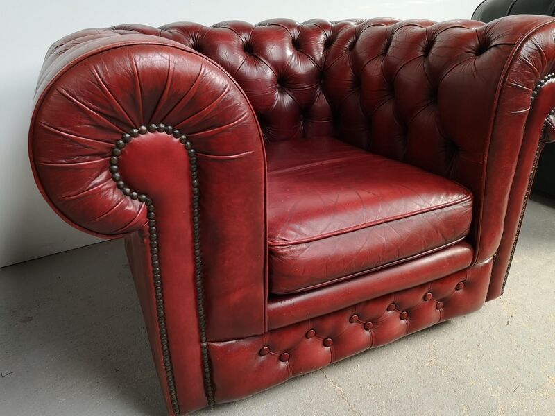 Fauteuil Chesterfield cuir bordeaux clair