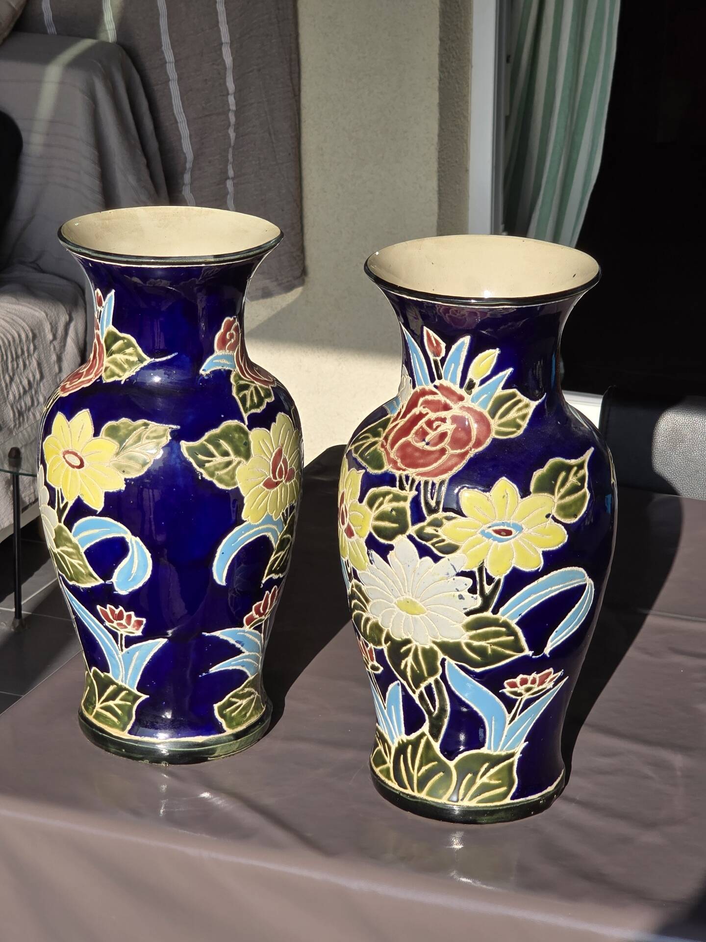 Paire de vases Dien Thao bleu cobalt, 20ème siècle
