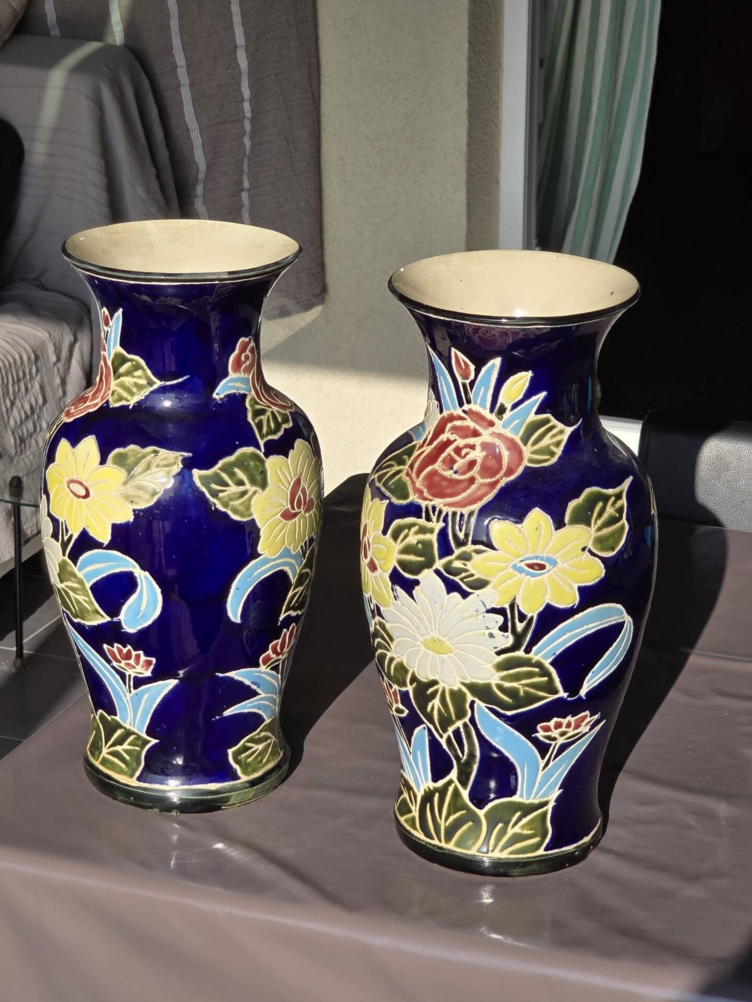 Pair of Dien Thao cobalt blue vases, 20th century.