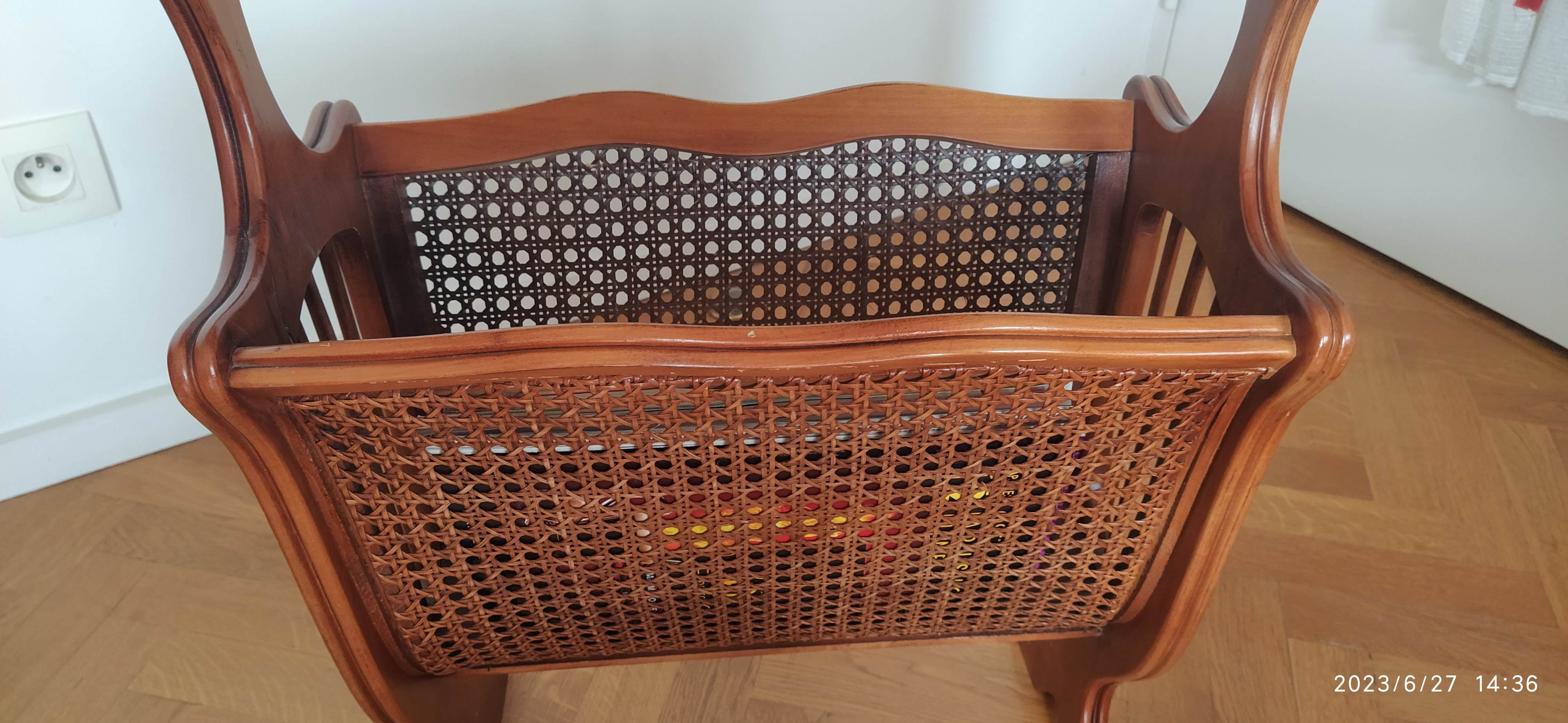 Magazine holder with tablet