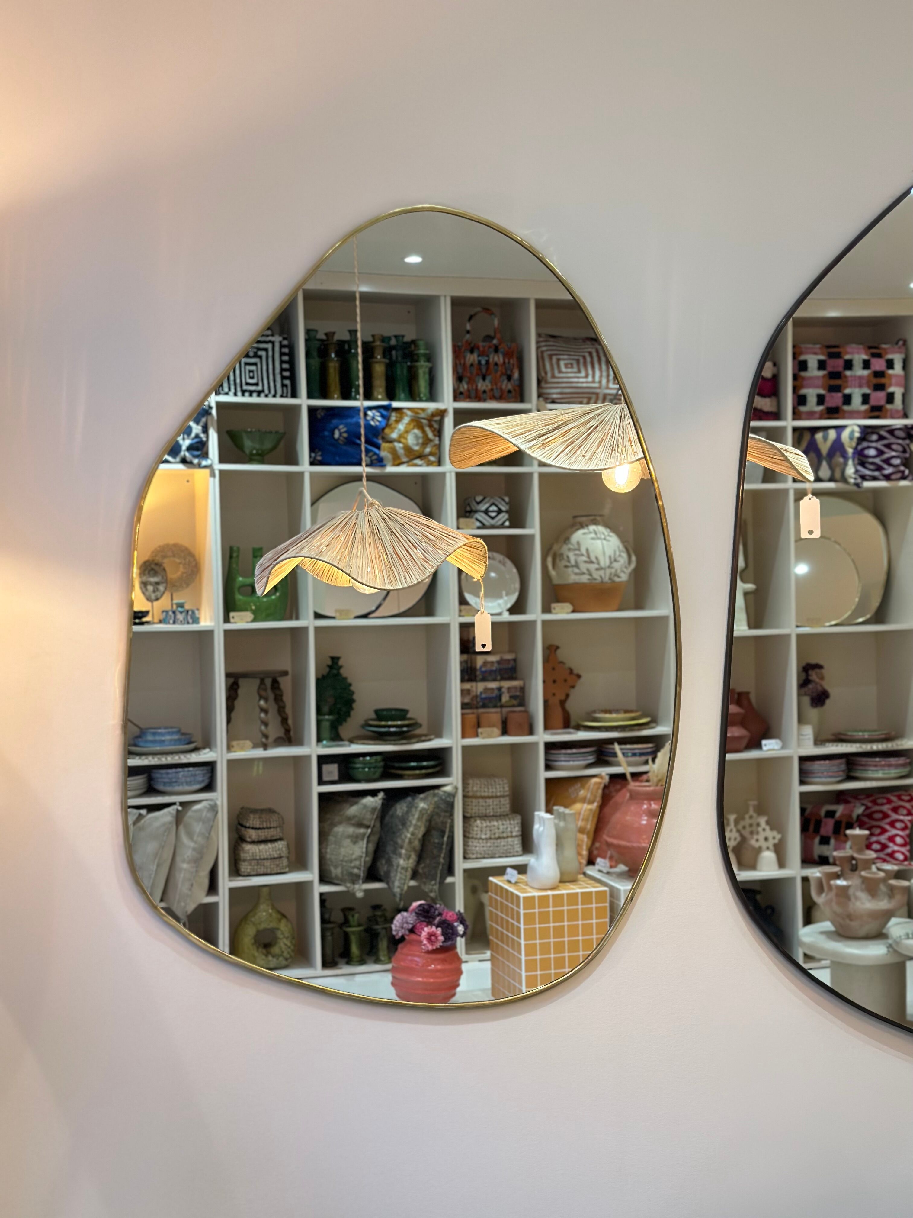 Miroir trapèze irrégulier organique laiton doré minimaliste