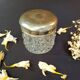 Pot en verre ciselé et son couvercle en métal
