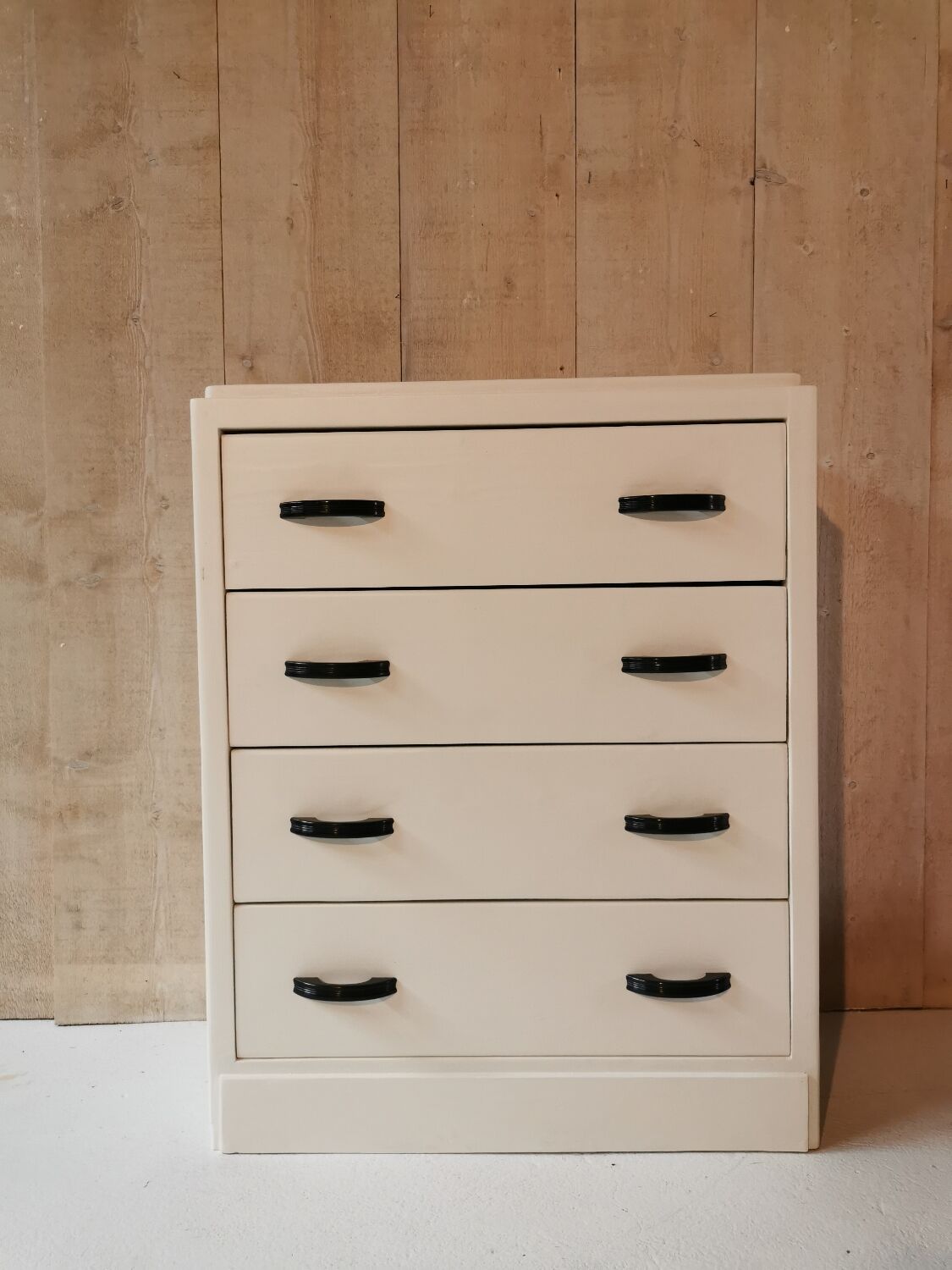 White chest of drawers
